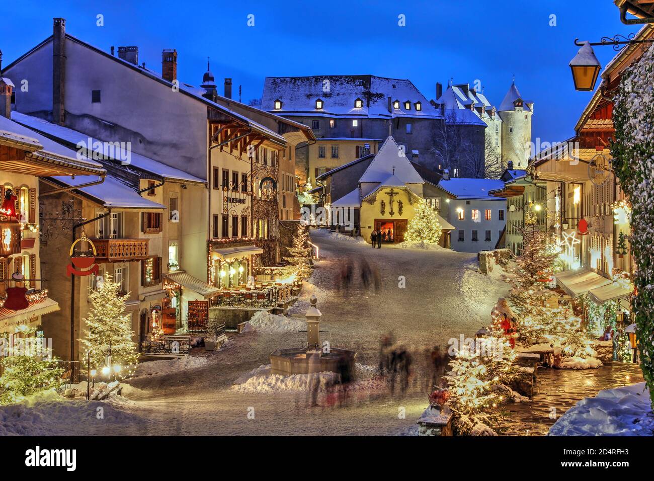 Winter (Weihnachten) in der mittelalterlichen Stadt Gruyeres, Kanton  Freiburg, Schweiz. Im Hintergrund steht das Chateau de Gruyere  Stockfotografie - Alamy