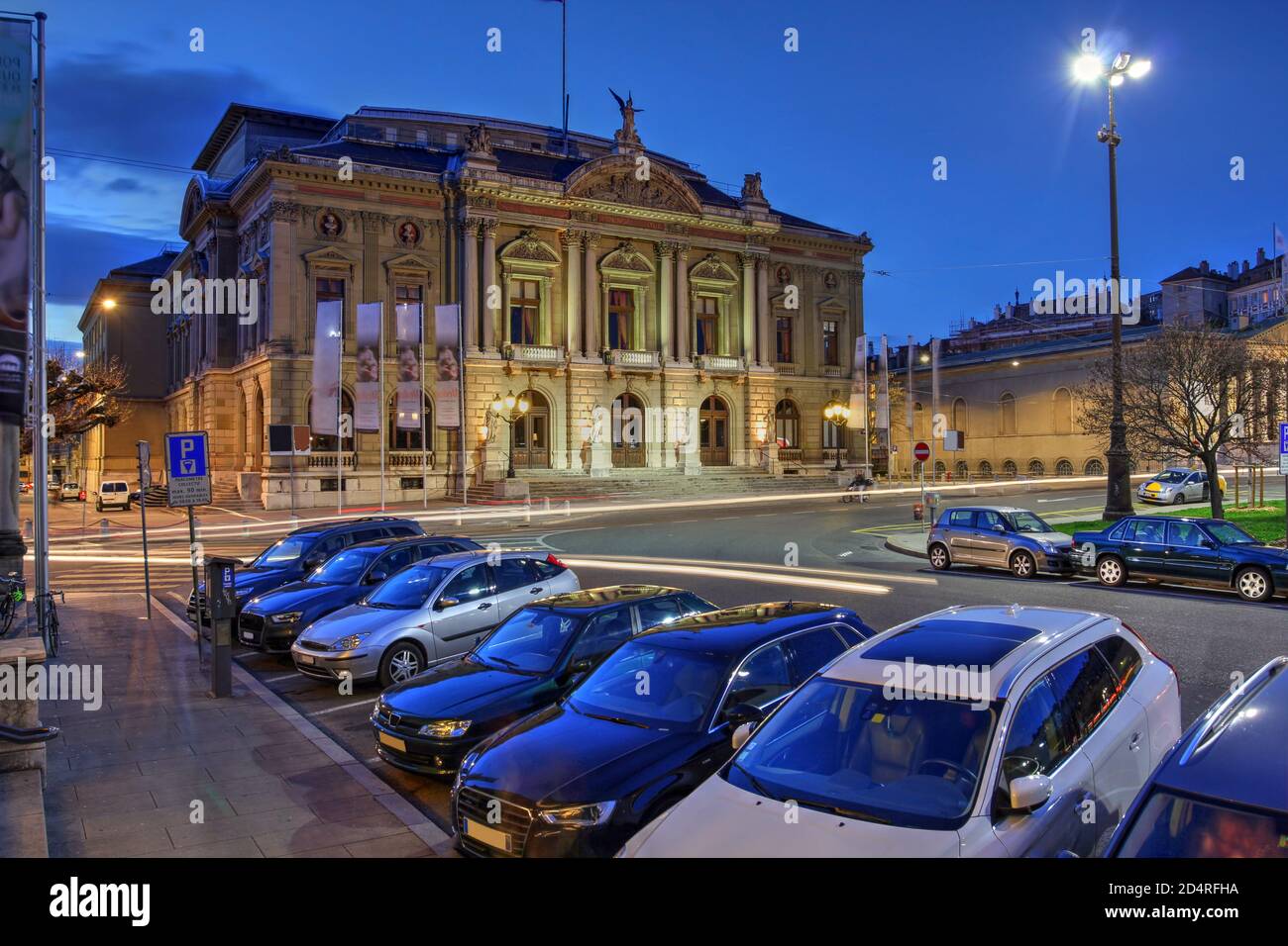 Grand Theatre de Geneve in Genf, Schweiz in der Dämmerung, hoch über dem Place Neuve. Stockfoto