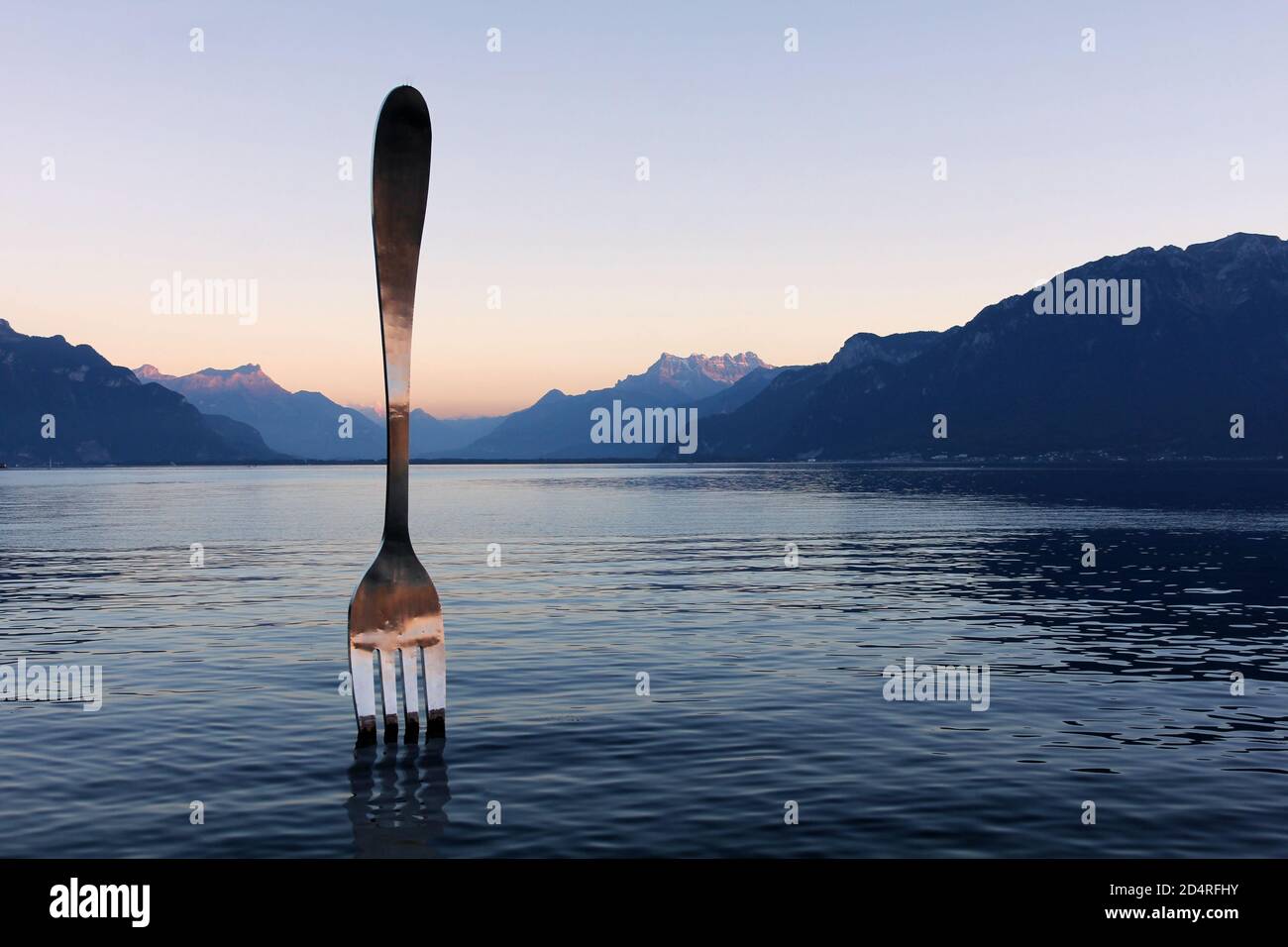 Vevey, Schweiz - 30. September 2016 - Sonnenuntergang Szene des Genfer Sees (Leman) in Vevey, mit der Fork, ein Kunstwerk von Jean-Pierre Zaugg, die, ein Stockfoto