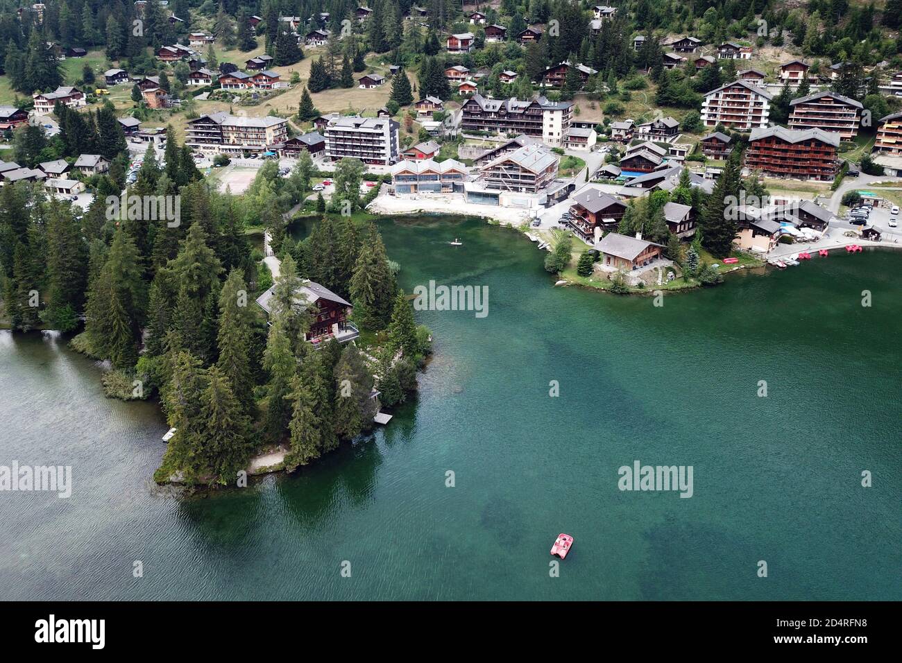 Luftdrohnenaufnahme von Champex Lac im Wallis, Schweiz Stockfoto