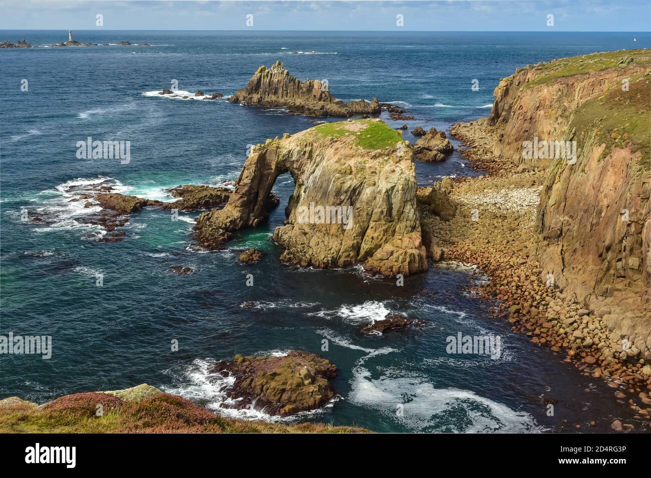 The Enys Dodman Arch at Land's End, eine Landzunge und Ferienanlage im Westen von Cornwall, England Stockfoto