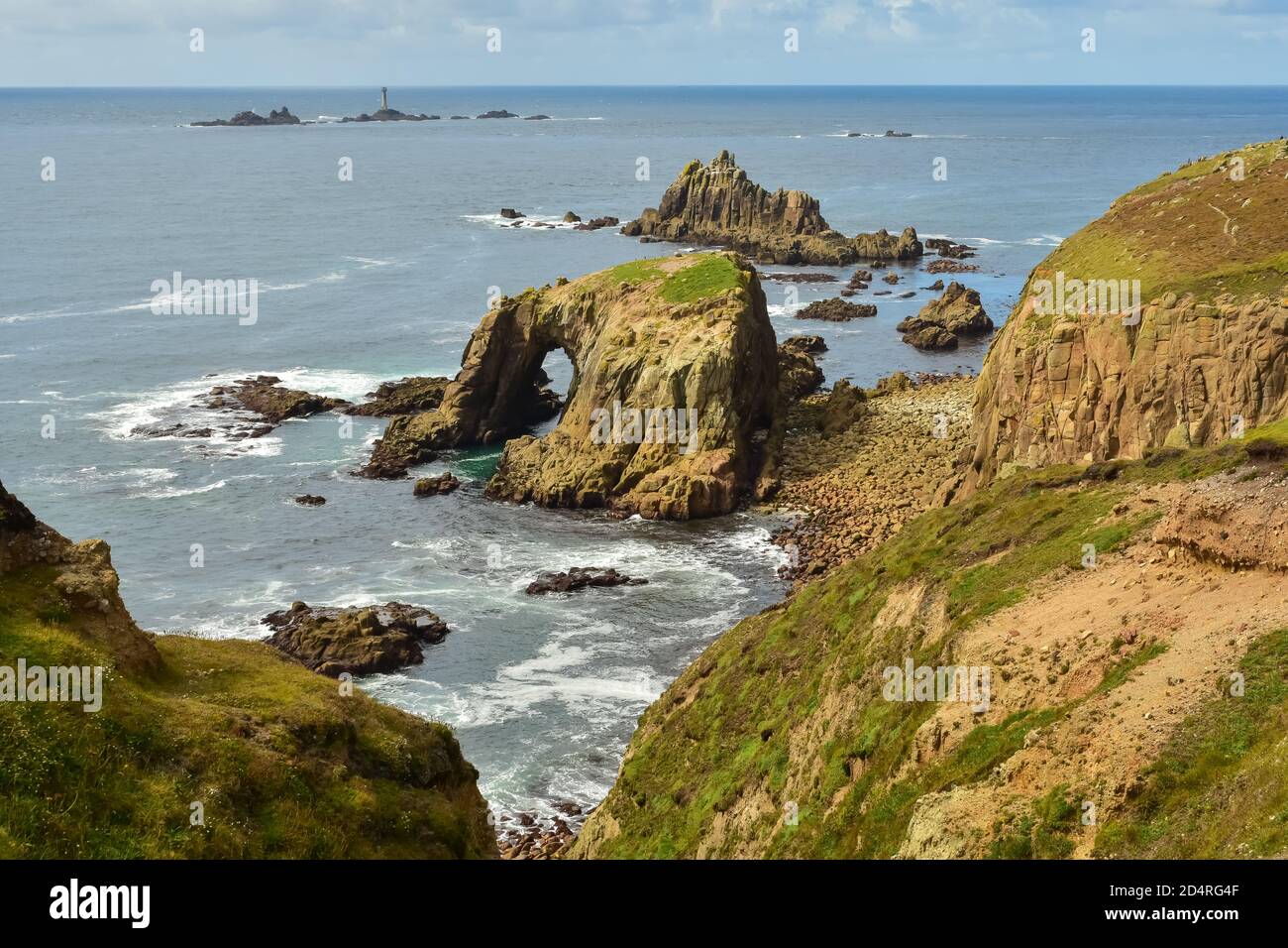 The Enys Dodman Arch at Land's End, eine Landzunge und Ferienanlage im Westen von Cornwall, England Stockfoto