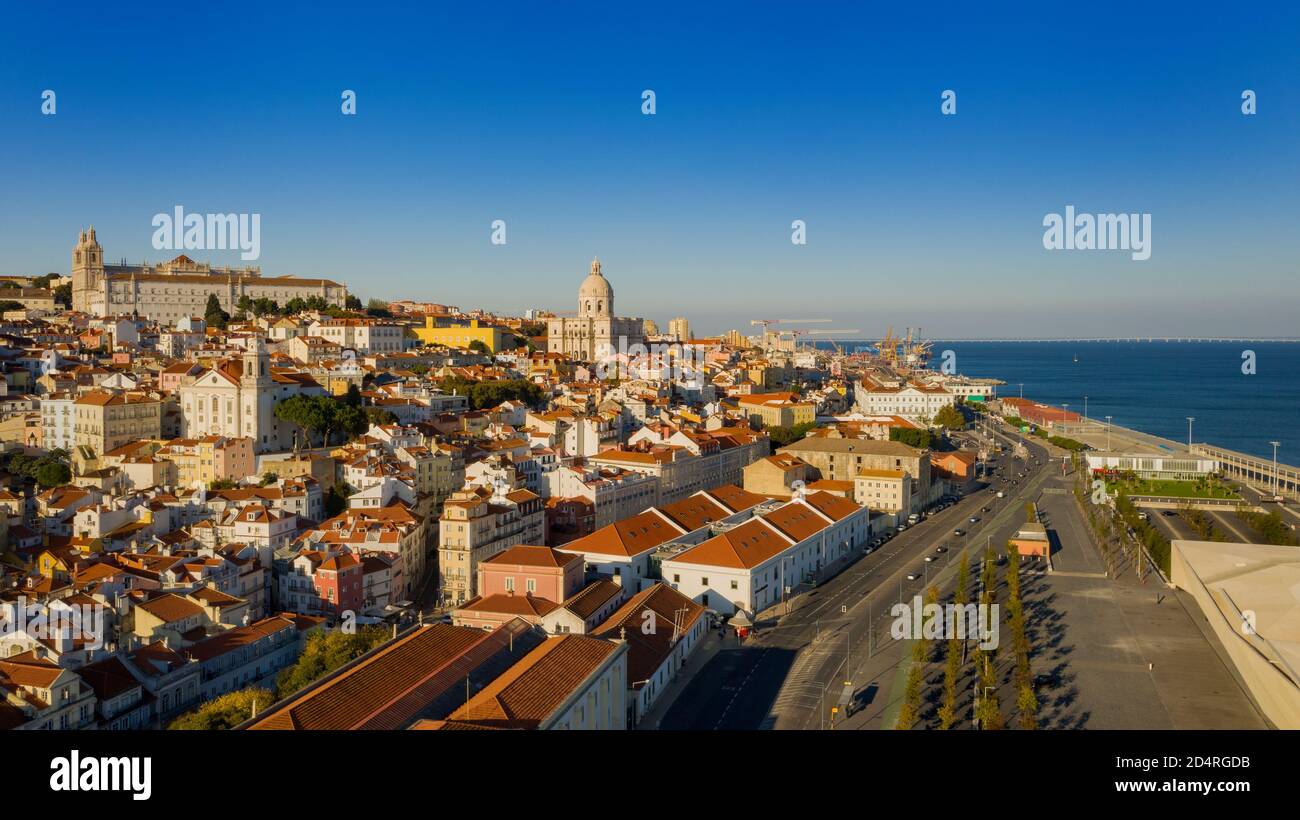Luftaufnahme der Stadt Lissabon und der Avenida Infante Dom Henrique Straße in der Nähe des Flusses Tagus Stockfoto