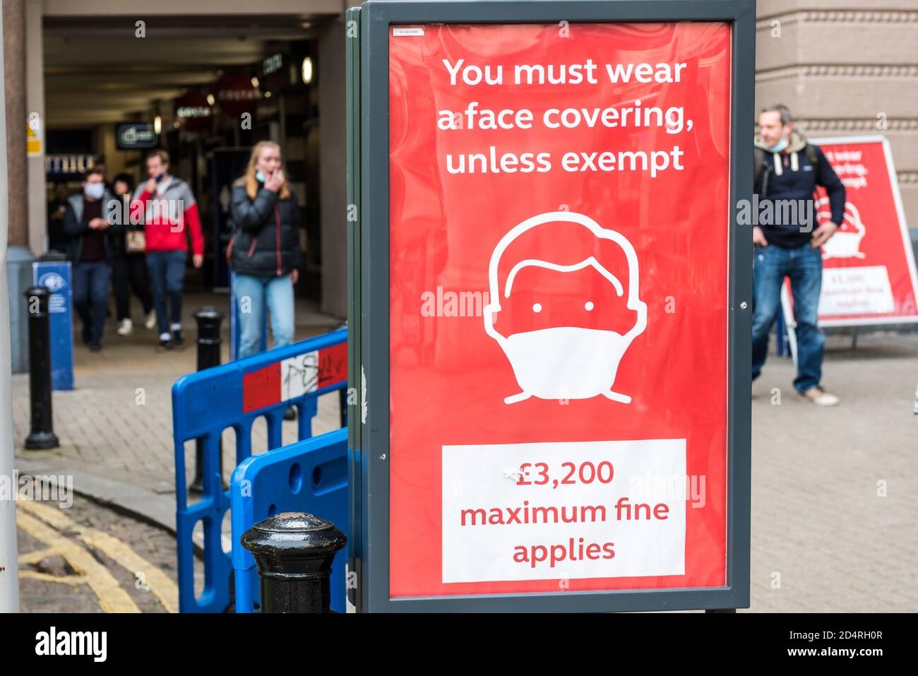 Tragen Sie eine Maske in London Public Transport Poster am Eingang der Charring Cross Station, die sonst in einer schweren Strafe landen wird Stockfoto