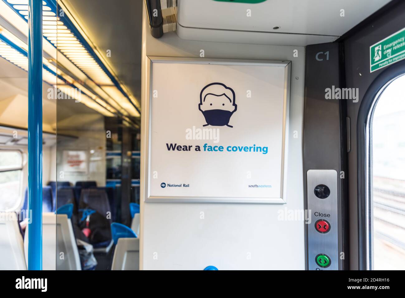 Tragen Sie eine Gesichtsmaske auf dem Plakat der öffentlichen Verkehrsmittel im Londoner South East-Zug Stockfoto