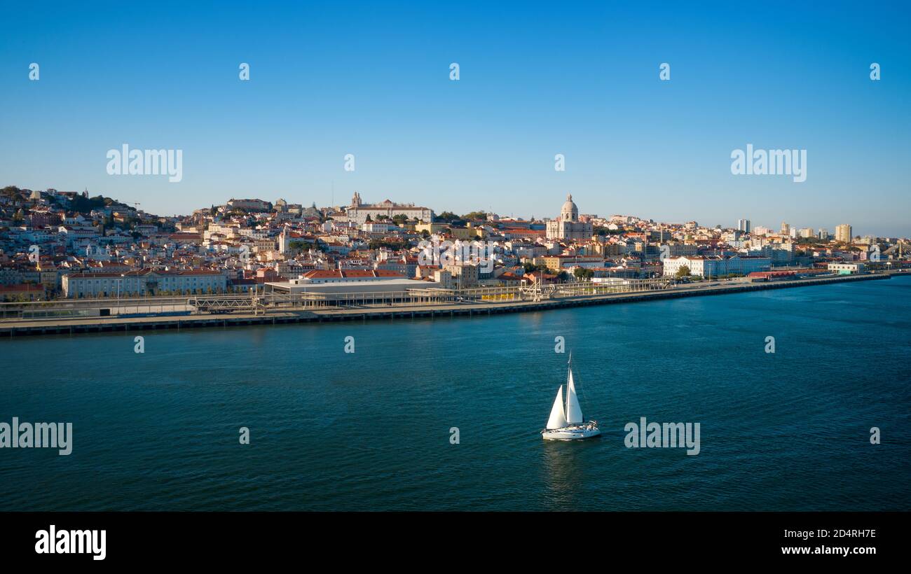 Luftaufnahme der Stadt Lissabon und des Flusses Tejo mit Segeln yacht Stockfoto