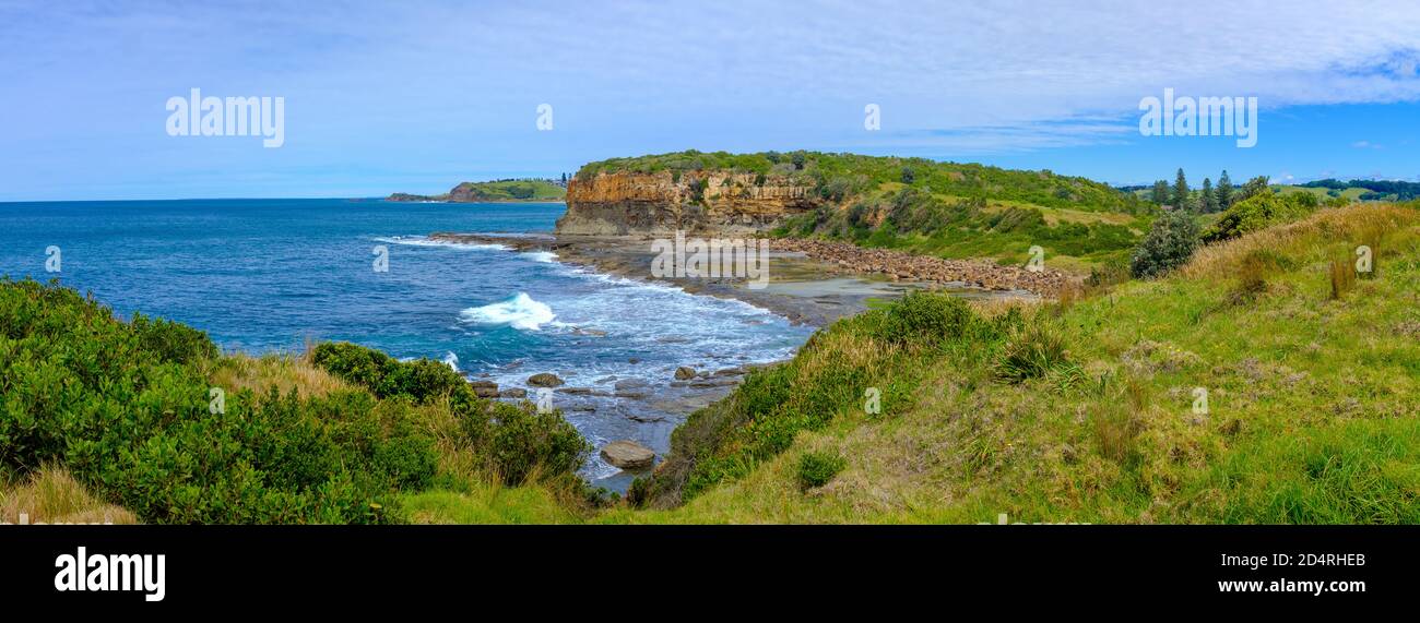 Panoramablick auf einen Abschnitt des Kiama zu gerringong an der Küste zu Fuß hervorragend für die einheimische Tierwelt und Whale Watching NSW, Australien Stockfoto
