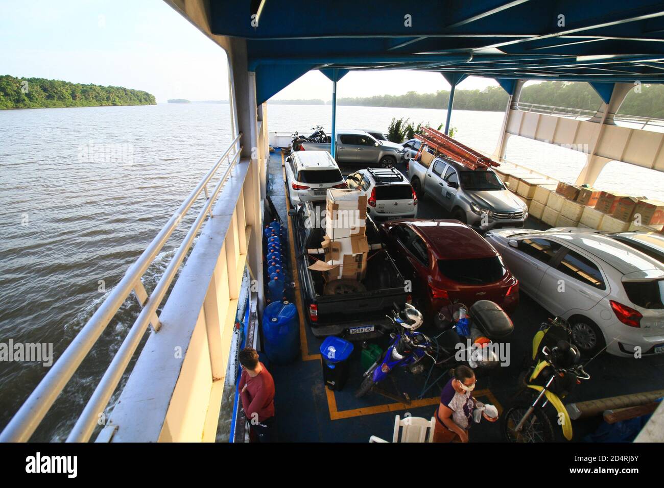BELÉM, PA - 08.10.2020: TRAVESSIA BELÉM DO PARÁ AMAPÁ - über Belém do Pará, entlang des Amazonas, nach Santana (AP). Die Überfahrt von mehr als 24 Stunden, auf dem Schiff Ana Beatriz VIII, verlassen Porto Líder, in der Nachbarschaft Jurunas, in Belém do Pará, verlassen durch das Bett des Flusses Guamá, die bald trifft den großen Amazonas-Fluss. Auf dem Weg halten einige, von der Mitte der Nacht bis in die frühen Morgenstunden, andere kleine Boote treffen sich mit dem Schiff, um Waren wie açaí, die das Land von Pará verlässt, um in Amapá verkauft werden. Auf dem Foto, Autos auf dem Schiff. (Foto: Mauro Ak Stockfoto
