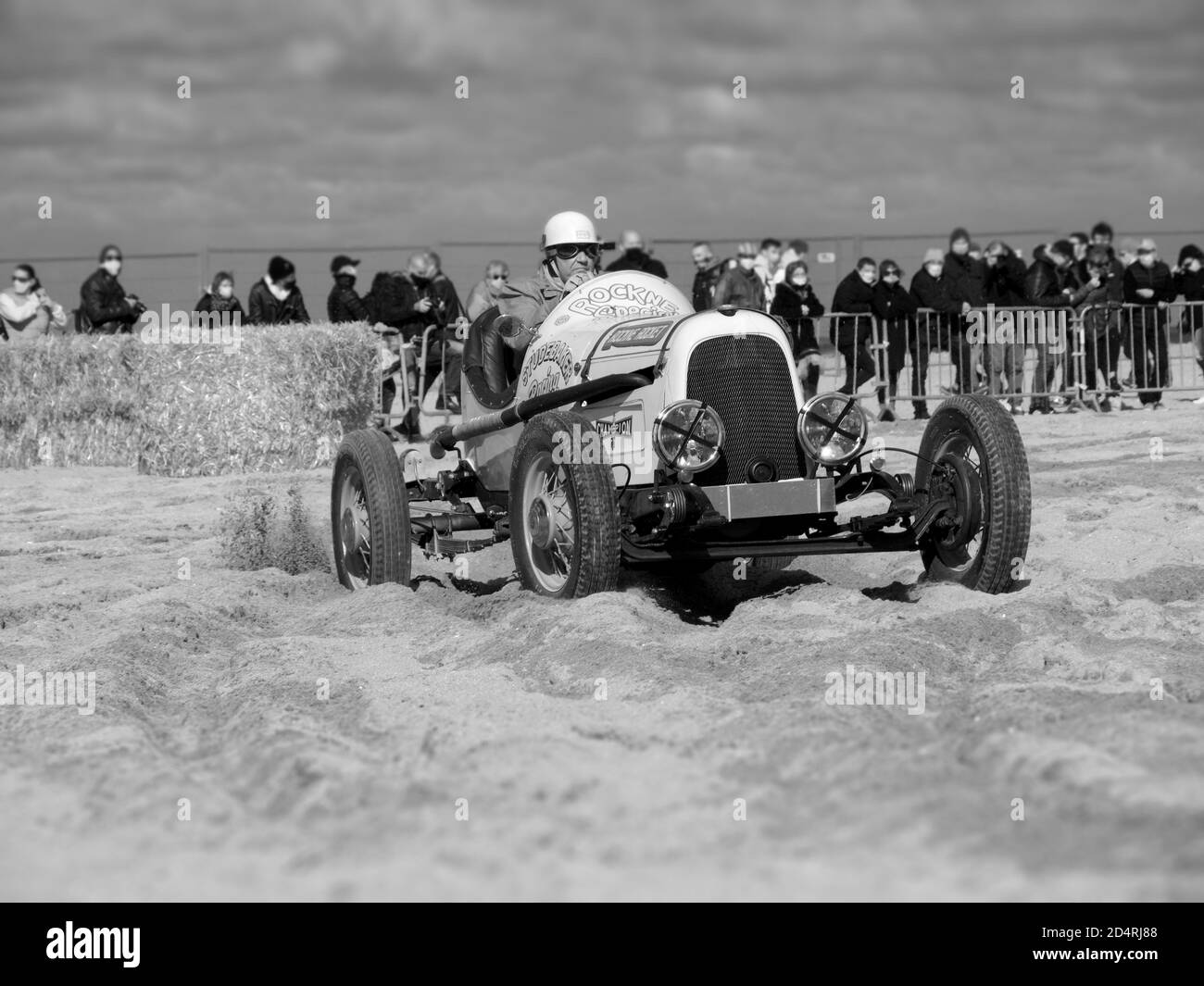 Ouistreham, Frankreich 26. September 2020 Normandy Beach Race zweite Auflage von Oldcar- und Motorrad-Rallyes am Strand, Schwarz-Weiß-Foto von FORD Stockfoto
