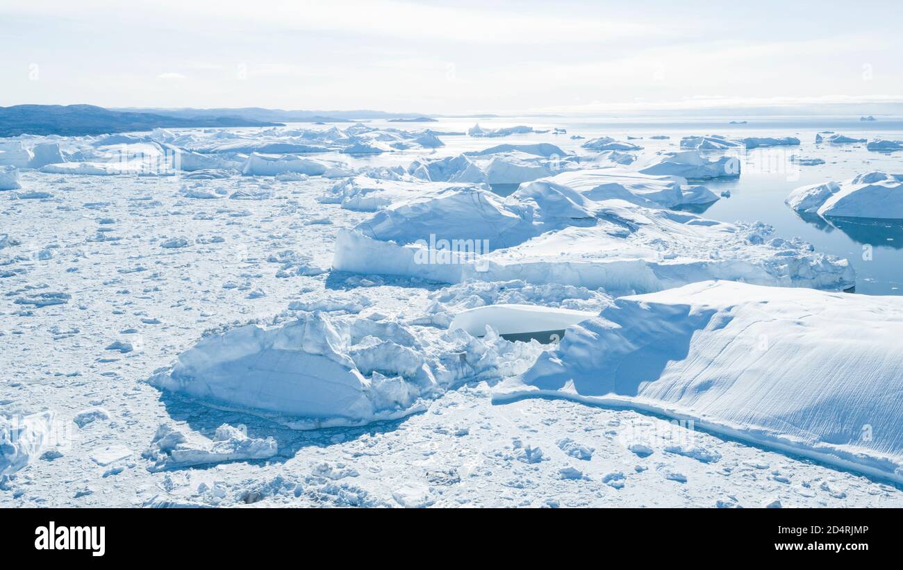 Drohnenfoto von Eisberg und Eis aus Gletscher in arktischer Naturlandschaft auf Grönland. Luftaufnahme Drohnenaufnahme von Eisbergen in Ilulissat icefjord Stockfoto