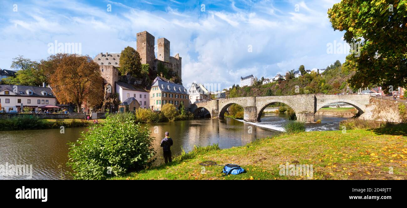 Romantischer Runkel an der Lahn mit alter Brücke und Schloss Ruinen Stockfoto