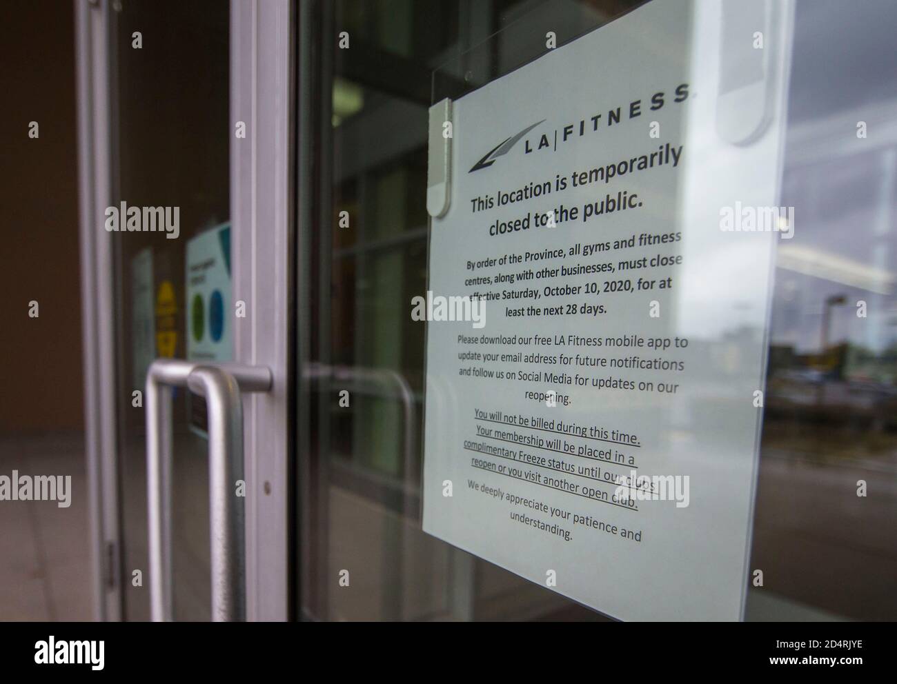 Toronto, Kanada. Oktober 2020. Am 10. Oktober 2020 wird am Eingang eines Fitnesscenters in Toronto, Ontario, Kanada, eine Schließungsmitteilung angezeigt. Die Provinzregierung von Ontario hat Turnhallen, Kinos und Casinos geschlossen und Innenrestaurants verboten und die Menschen in Ontario aufgefordert, so viel wie möglich für mindestens 28 Tage zu Hause zu bleiben. Quelle: Zou Zheng/Xinhua/Alamy Live News Stockfoto