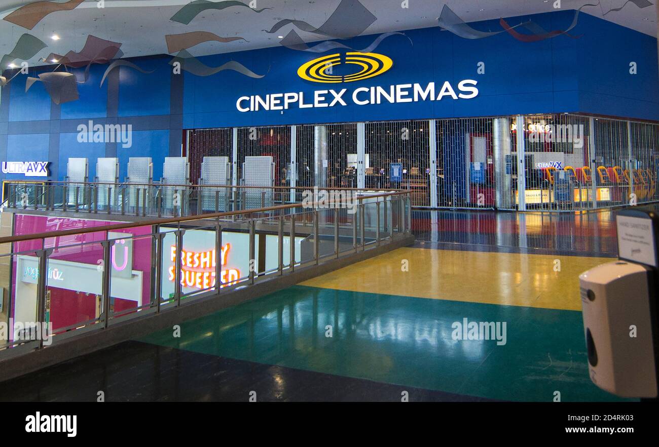 Toronto, Kanada. Oktober 2020. Ein geschlossenes Kino wird in Toronto, Ontario, Kanada, am 10. Oktober 2020 gesehen. Die Provinzregierung von Ontario hat Turnhallen, Kinos und Casinos geschlossen und Innenrestaurants verboten und die Menschen in Ontario aufgefordert, so viel wie möglich für mindestens 28 Tage zu Hause zu bleiben. Quelle: Zou Zheng/Xinhua/Alamy Live News Stockfoto