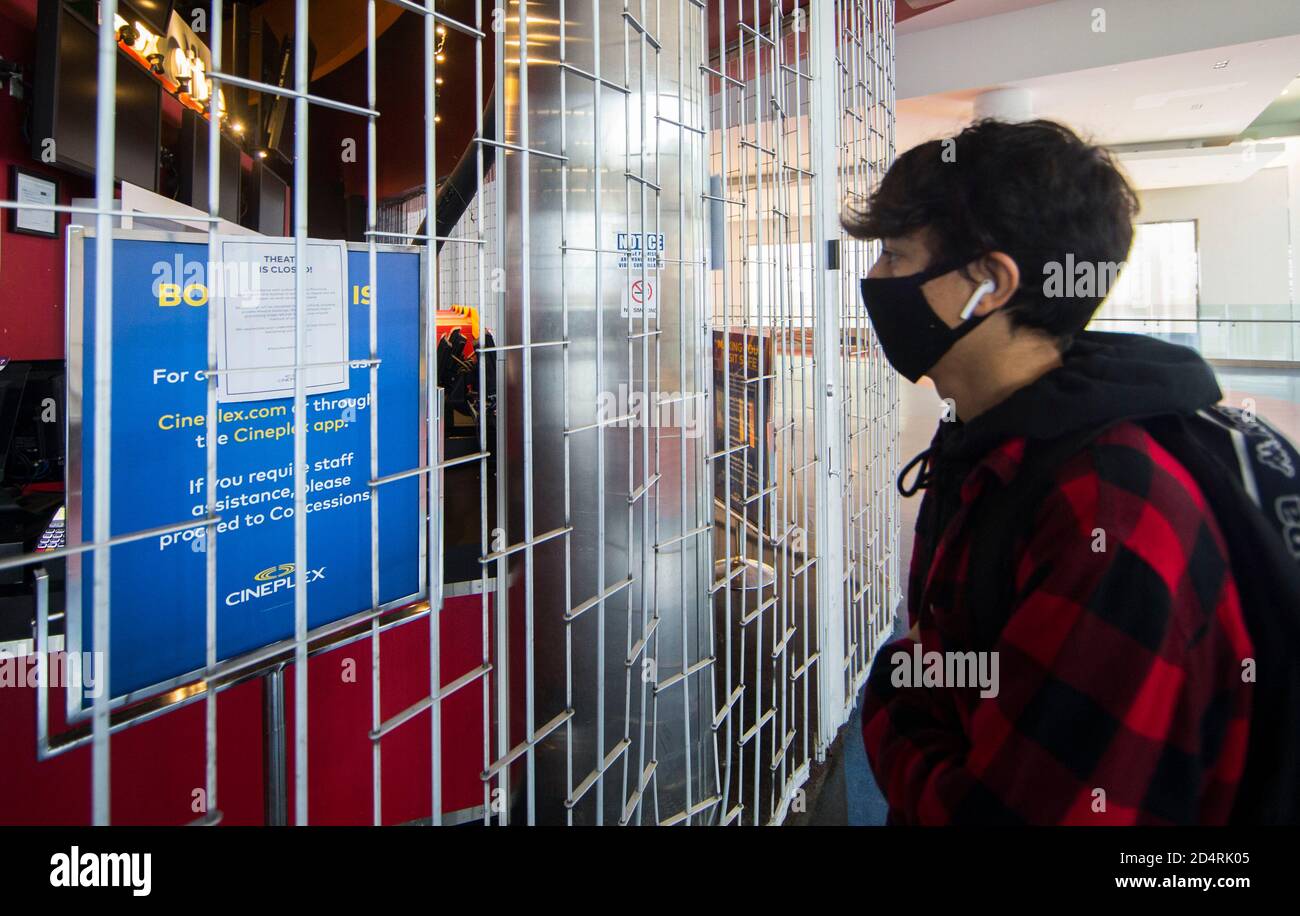 Toronto, Kanada. Oktober 2020. Ein Mann sieht sich am 10. Oktober 2020 eine Bekanntmachung der Schließung in einem Kino in Toronto, Ontario, Kanada, an. Die Provinzregierung von Ontario hat Turnhallen, Kinos und Casinos geschlossen und Innenrestaurants verboten und die Menschen in Ontario aufgefordert, so viel wie möglich für mindestens 28 Tage zu Hause zu bleiben. Quelle: Zou Zheng/Xinhua/Alamy Live News Stockfoto