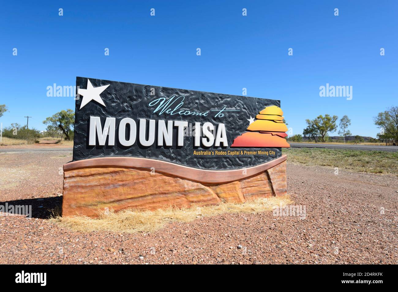 Willkommen bei Mount Isa Sign, einer Bergbaustadt im Outback, Queensland, QLD, Australien Stockfoto