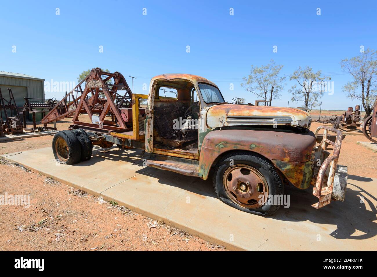 Alte rostigen Ford Truck mit Kran, der zum Entladen von Zügen verwendet wurde, Boulia Heritage Complex, Boulia, Queensland, QLD, Australien Stockfoto