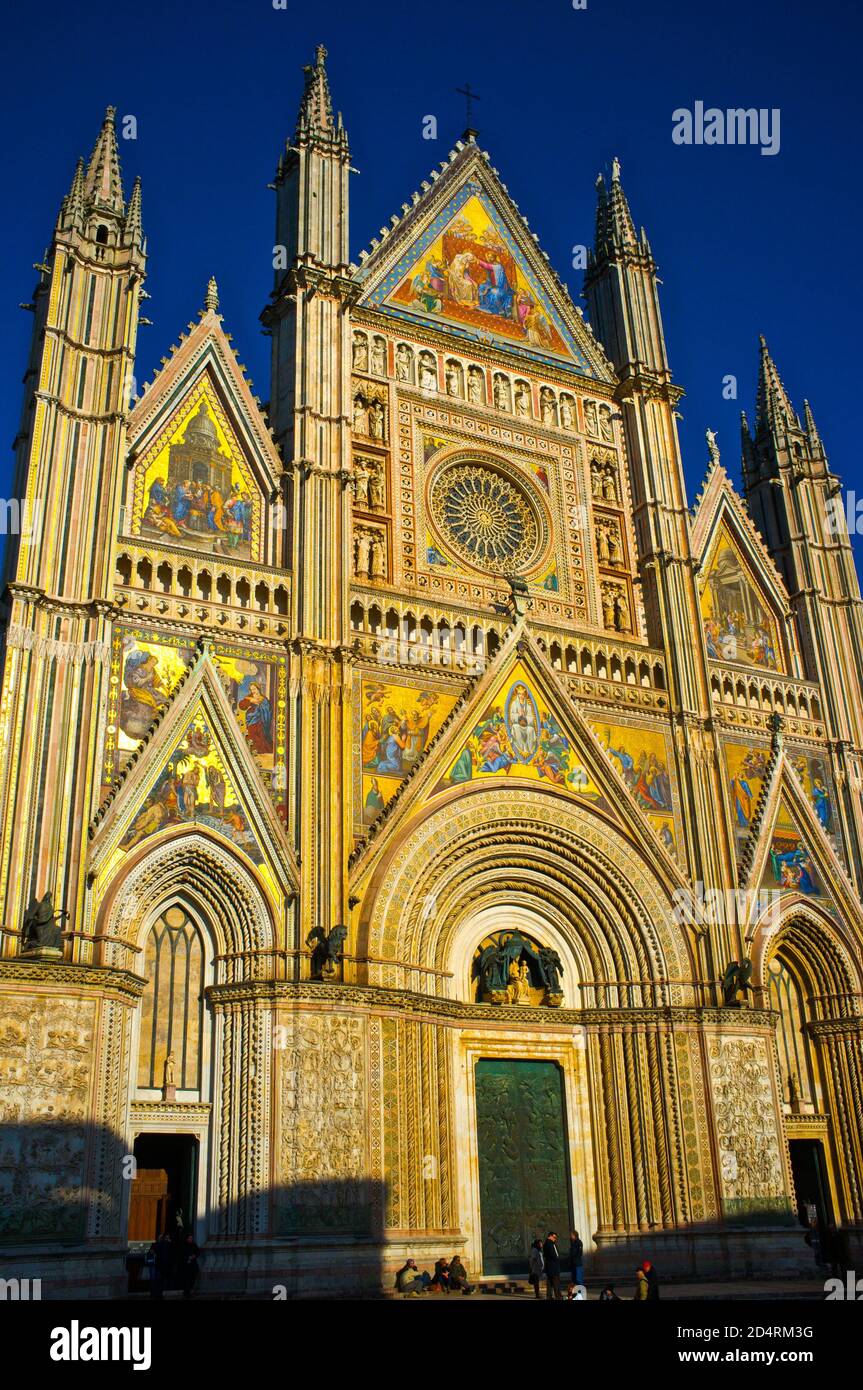 Vier Ansichten der herrlichen Duomo di Orvieto Fassade im Sonnenuntergang--1 Orvieto, Umbrien, Italien Stockfoto