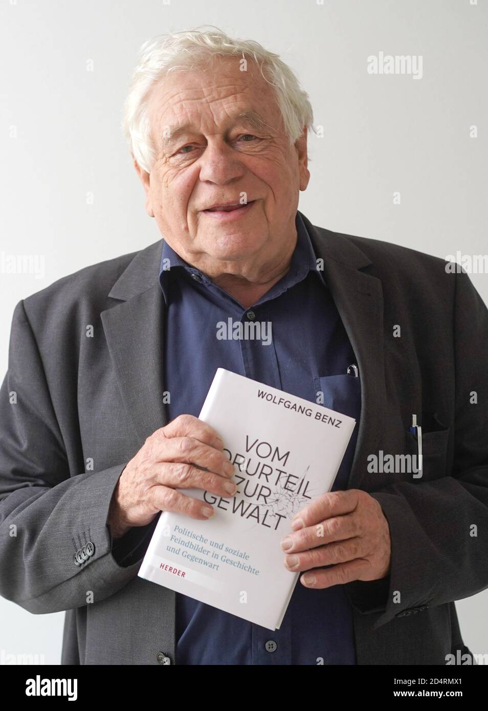 Berlin, Deutschland. Oktober 2020. Der Autor Wolfgang Benz hält sein neues Buch mit dem Titel "von Vorurteilen zur Gewalt" vor, das am 12. Oktober 2020 erscheinen soll. (Zu dpa 'Angst und Vorurteil - wie Minderheiten in die Ecke gestellt werden' auf 11.10.2020) Quelle: Jörg Carstensen/dpa/Alamy Live News Stockfoto