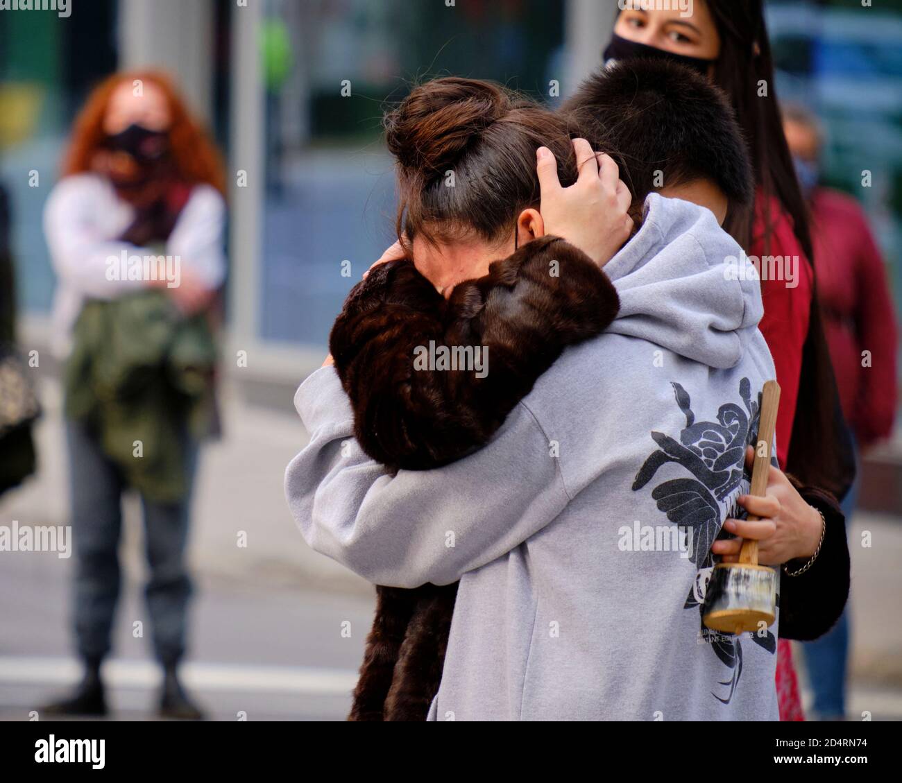 Ottawa, Kanada. 9. Oktober 2020. Zwei Frauen umarmen ihre Traurigkeit bei der First Nation Gemeinschaft halten einen indigenen Tag der Wut gegen den Kolonialismus Stockfoto