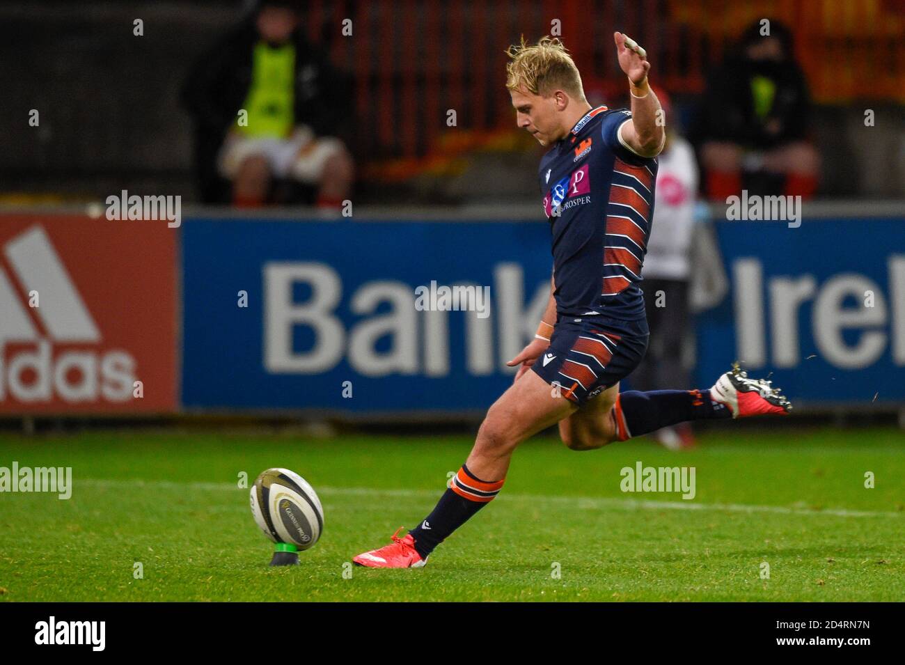 Limerick, Irland. Oktober 2020. Jaco Van der Walt von Edinburgh nimmt eine Umwandlung während des Guinness PRO14 Rugby-Spiels zwischen Munster Rugby und Edinburgh Rugby im Thomond Park in Limerick, Irland am 10. Oktober 2020 (Foto von Andrew SURMA/SIPA USA) Kredit: SIPA USA/Alamy Live News Stockfoto