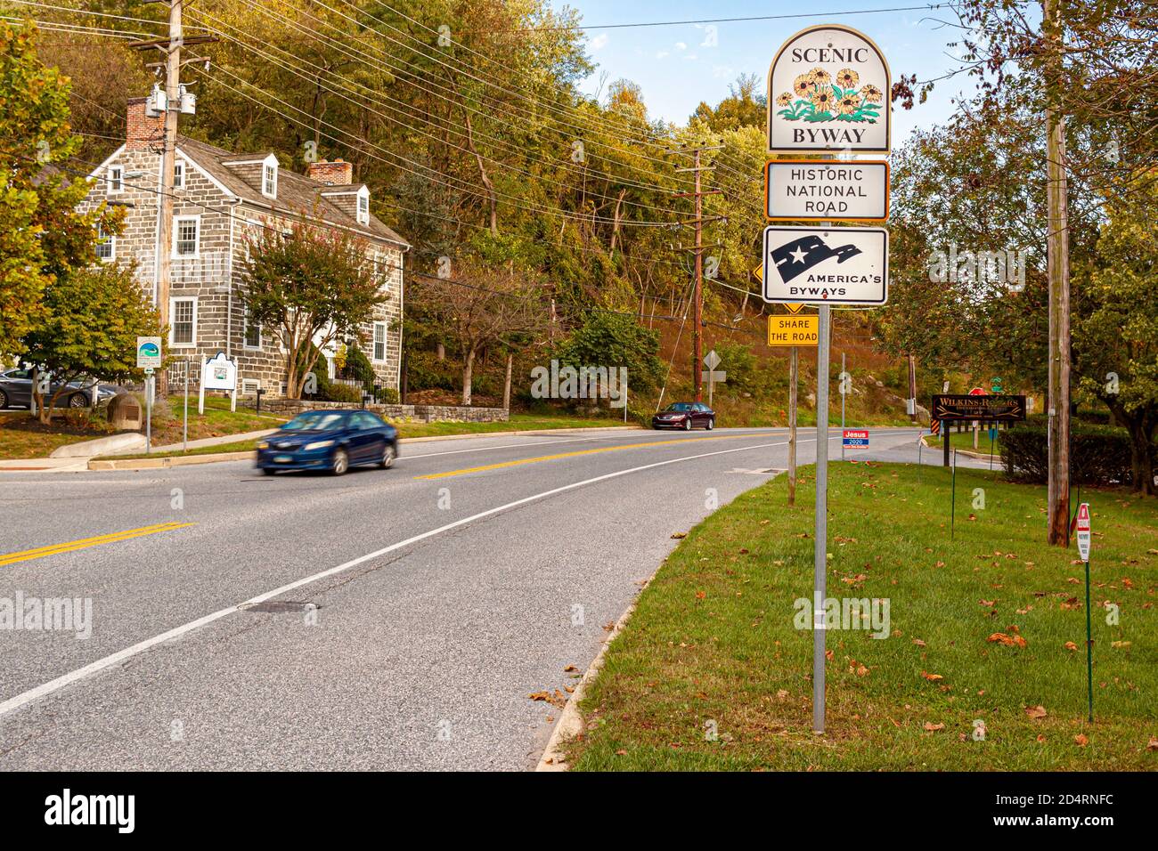 Ellicott City, MD, USA 10/07/2020: Blick auf Frederick Road Abschnitt der malerischen Nebenstraße, die durch Old Ellicott City geht. Es ist ein ausgewiesener historischer Stockfoto
