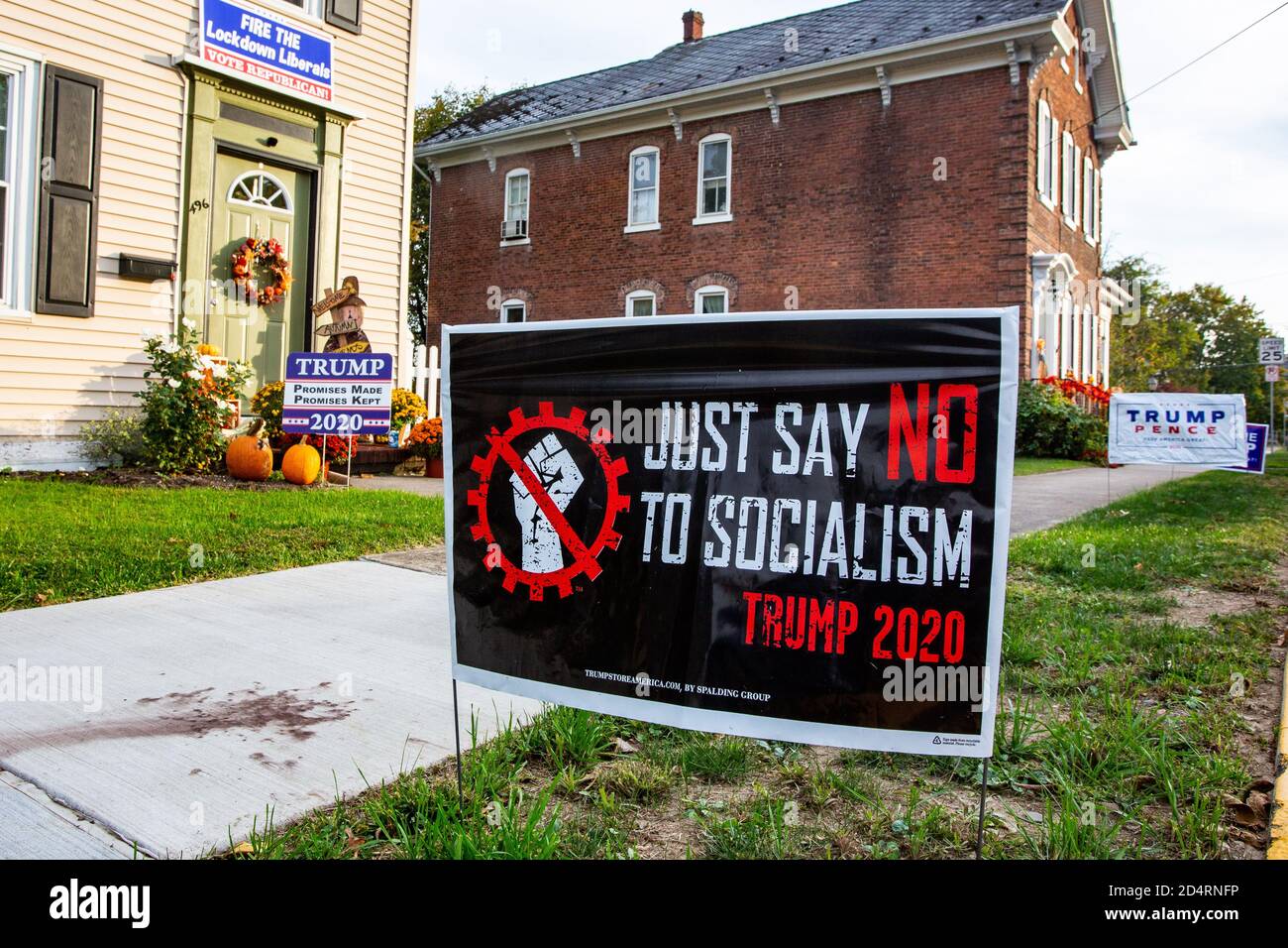 Northumberland, Usa. Oktober 2020. Ein Pro-Trump-Schild mit der Aufschrift "Sag einfach Nein zum Sozialismus" wird am 10. Oktober 2020 in Northumberland, Pennsylvania, in einem Vorgarten ausgestellt. (Foto von Paul Weaver/ Quelle: SIPA USA/Alamy Live News Stockfoto