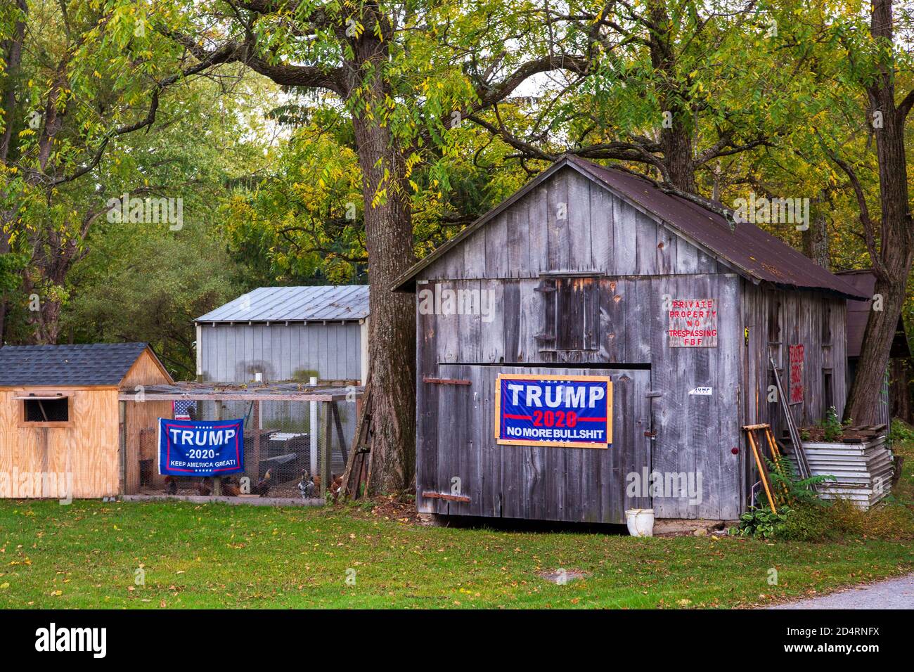 Northumberland, Usa. Oktober 2020. Trumps Wiederwahlzeichen hängen am 10. Oktober 2020 an einem Hühnerstall und einem Schuppen in der Nähe von Northumberland, Pennsylvania. (Foto von Paul Weaver/Sipa USA) Quelle: SIPA USA/Alamy Live News Stockfoto