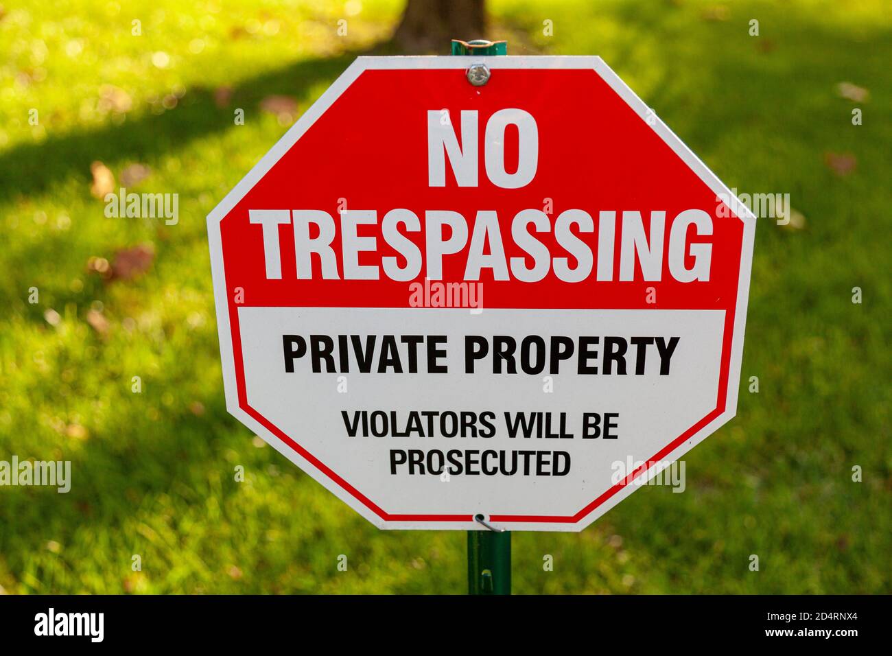 Nahaufnahme isoliertes Bild von einem Metall rot und weiß achteckigen Warnschild, das sagt "Private Property, "No Trespassing" "Verletzer werden strafrechtlich verfolgt werden Stockfoto