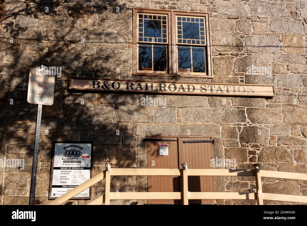 Ellicott City, MD USA 10/07/2020: Frontalansicht des historischen Bahnhofes von Ellicott City. Erbaut als Teil der Baltimore und Ohio Railroad (B&O), i Stockfoto
