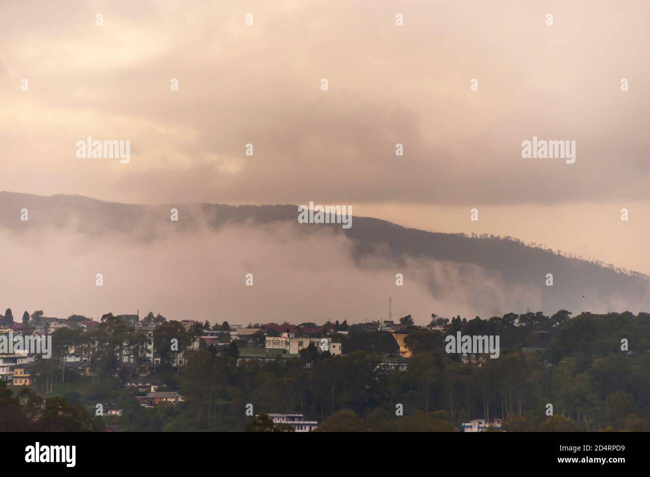 Dicke Monsunwolken hängen über Shillong Stadt, Meghalaya, Indien. Eine Weitwinkelaufnahme des bewölkten Himmels während der Monsunsaison in Indien. Stockfoto