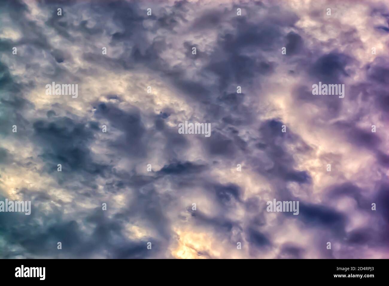 Dicke Monsunwolken bedecken den Himmel. Stockfoto