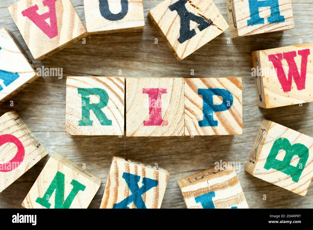 Buchstabenblock in Word RIP (Abkürzung für Ruhe in Frieden) mit einem anderen auf Holz Hintergrund Stockfoto