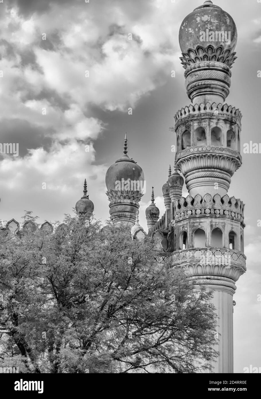 Ein schwarz-weißes Bild von Minaretten der Großen Moschee im Komplex der Qutb Shahi-Gräber in Ibrahim Bagh in Hyderabad, Indien. Stockfoto