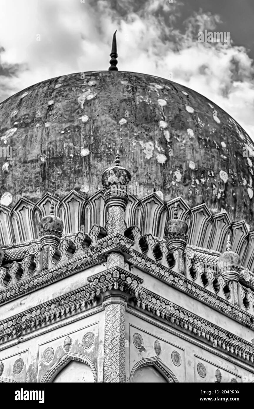 Ein s&W-Bild der Basis der Kuppel des Mausoleums von Hayat Bakshi Begum in der Qutb Shahi Gräber Komplex in Ibrahim Bagh in Hyderabad. Stockfoto