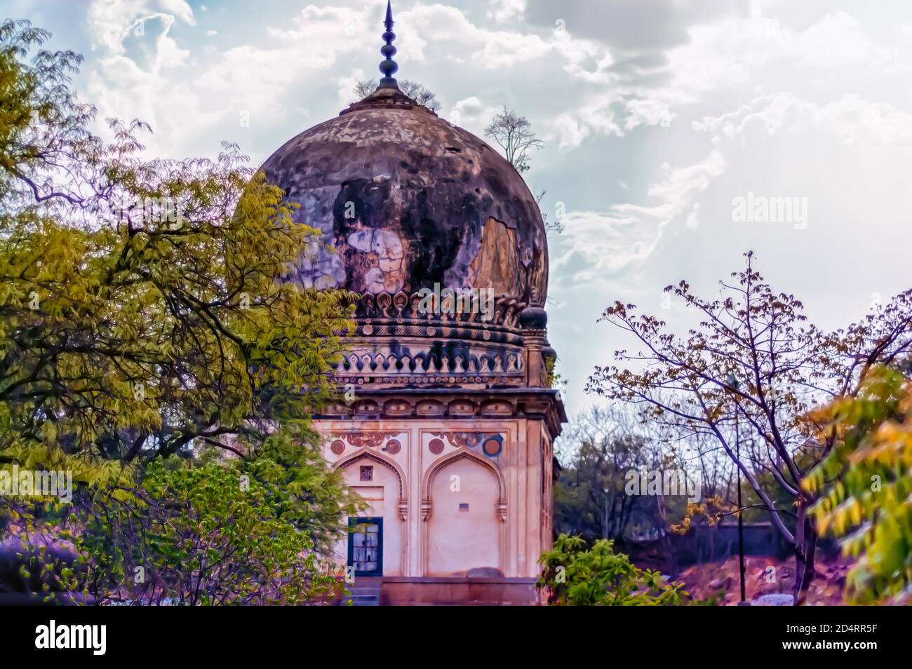 Das Mausoleum von Hayat Bakshi Begum im Qutb Shahi-Grabkomplex in Ibrahim Bagh in Hyderabad, Indien. Stockfoto Das Mausoleum von Hayat Bakshi Begum im Qutb Shahi-Grabkomplex in Ibrahim Bagh in Hyderabad, Indien. Stockfoto