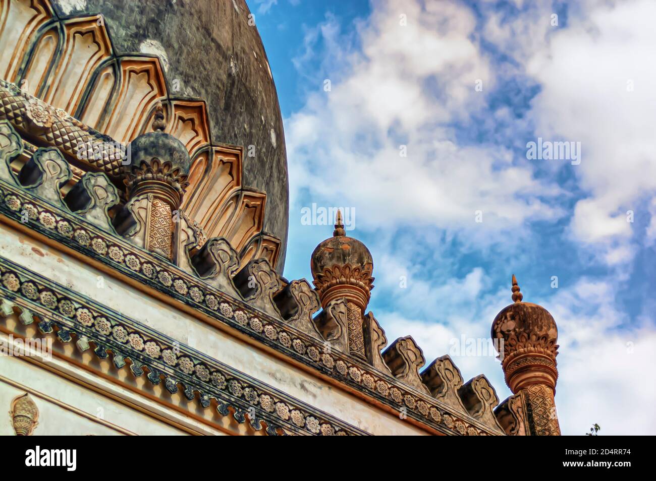 Stuckarbeiten im Sockel der Kuppel des Mausoleums von Hayat Bakshi Begum im Komplex der Qutb Shahi Gräber in Ibrahim Bagh in Hyderabad. Stockfoto Stuckarbeiten im Sockel der Kuppel des Mausoleums von Hayat Bakshi Begum im Komplex der Qutb Shahi Gräber in Ibrahim Bagh in Hyderabad. Stockfoto