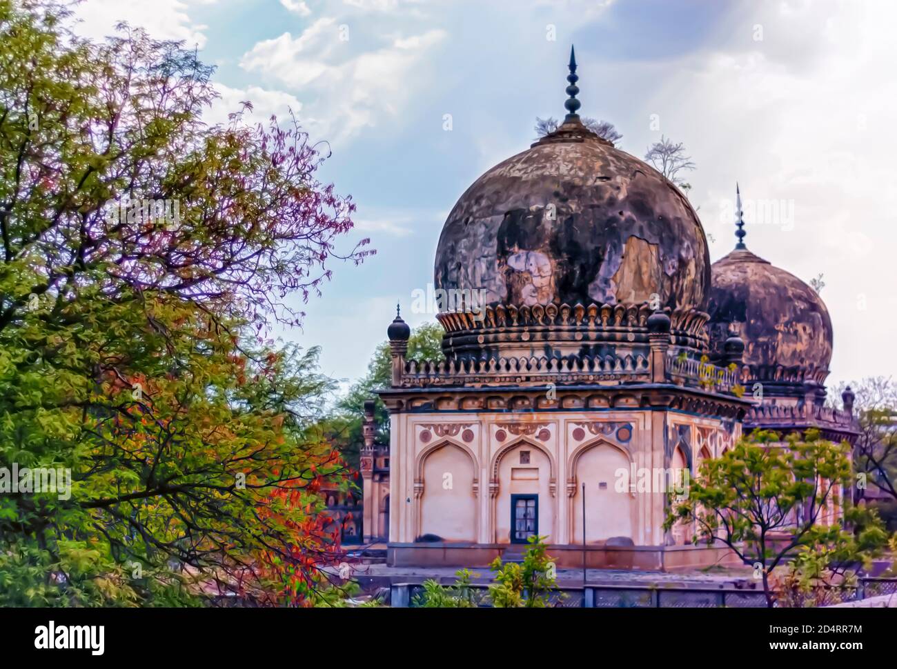 Das Mausoleum von Hayat Bakshi Begum im Qutb Shahi-Grabkomplex in Ibrahim Bagh in Hyderabad, Indien. Stockfoto Das Mausoleum von Hayat Bakshi Begum im Qutb Shahi-Grabkomplex in Ibrahim Bagh in Hyderabad, Indien. Stockfoto