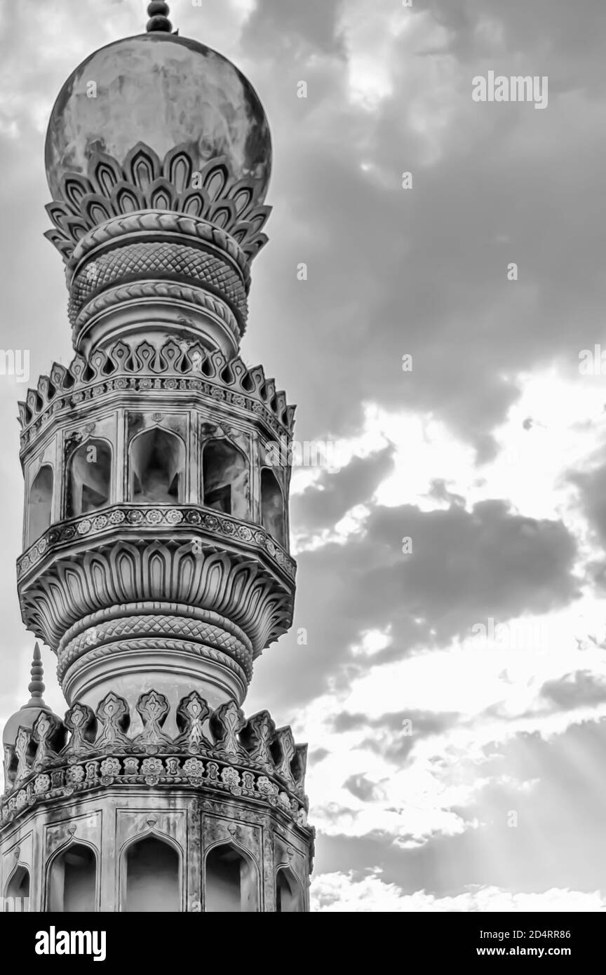 Ein schwarz-weißes Bild eines Minaretts der Großen Moschee im Komplex der Qutb Shahi-Gräber in Ibrahim Bagh in Hyderabad, Indien. Stockfoto