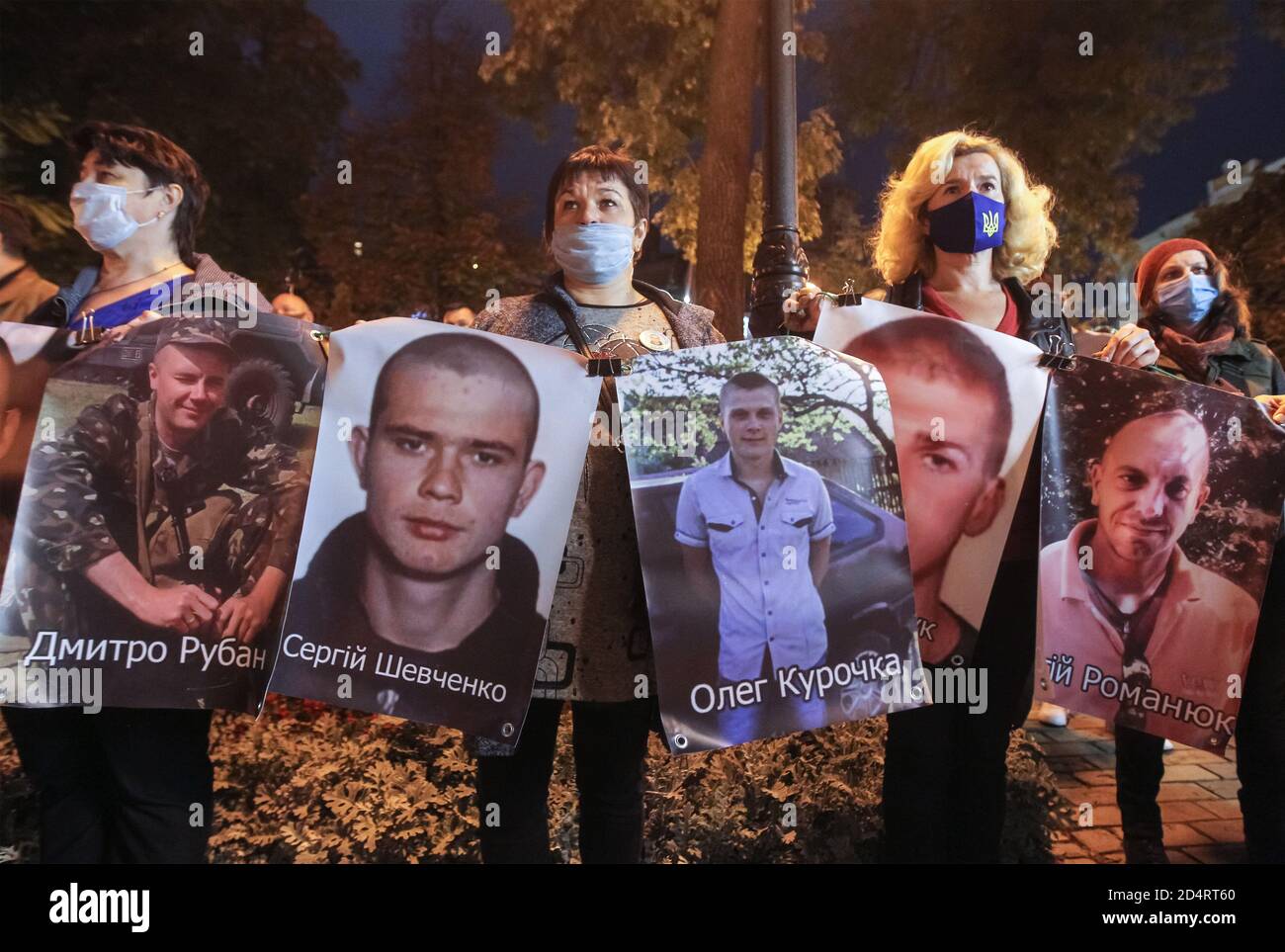 Demonstranten hielten Plakate mit Bildern während der Demonstration. Ukrainische Kriegsgefangene (Kriegsgefangene) und Zivilisten protestierten in den Gebieten, die von Russland unterstützten Separatisten in der Ostukraine kontrolliert wurden, und forderten die Freilassung der gefangenen Ukrainer, die Verabschiedung des Gesetzes über Gefangene und Kriegsverbrechen. 235 Ukrainer sind in den von Russland unterstützten Separatisten kontrollierten Gebieten in Donezk und Luhansk in Gefangenschaft, und 112 werden illegal in Haftorten auf dem Territorium der Russischen Föderation und der annektierten Krim festgehalten. Stockfoto