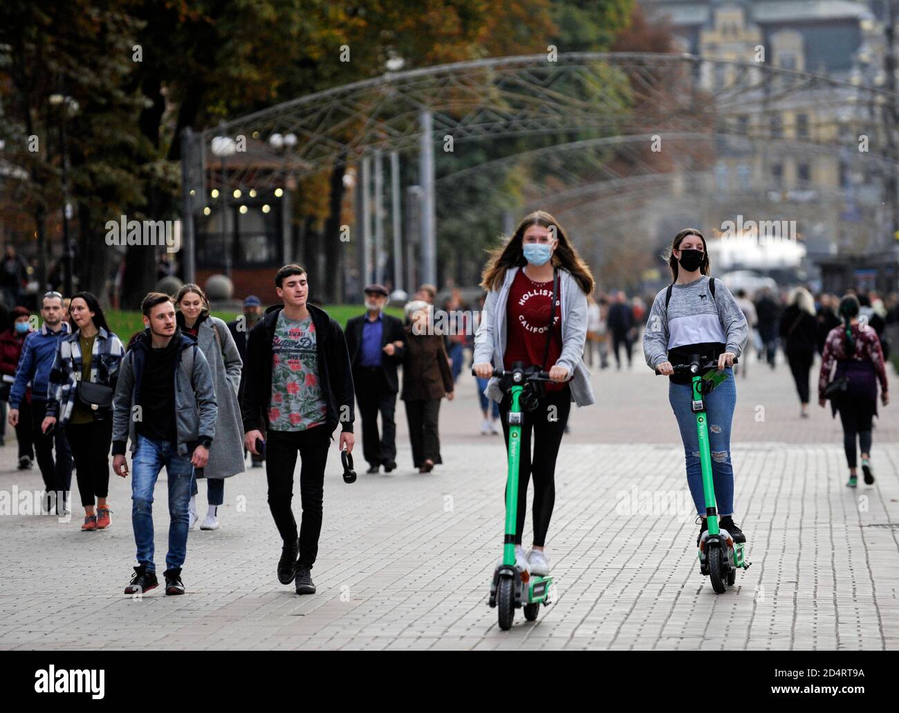Kiew, Ukraine. Oktober 2020. Mädchen mit Gesichtsmasken als Vorsichtsmaßnahme Reiten Elektroroller im Stadtzentrum während covid-19 Pandemie.in der Ukraine, 5,728 neue Fälle von Coronavirus-Infektion wurden pro Tag bestätigt. Die meisten neuen Fälle wurden in Charkiw (510), Chmelnyzky (402), Odessa (338) und Kiew (532) bestätigt. Kredit: SOPA Images Limited/Alamy Live Nachrichten Stockfoto