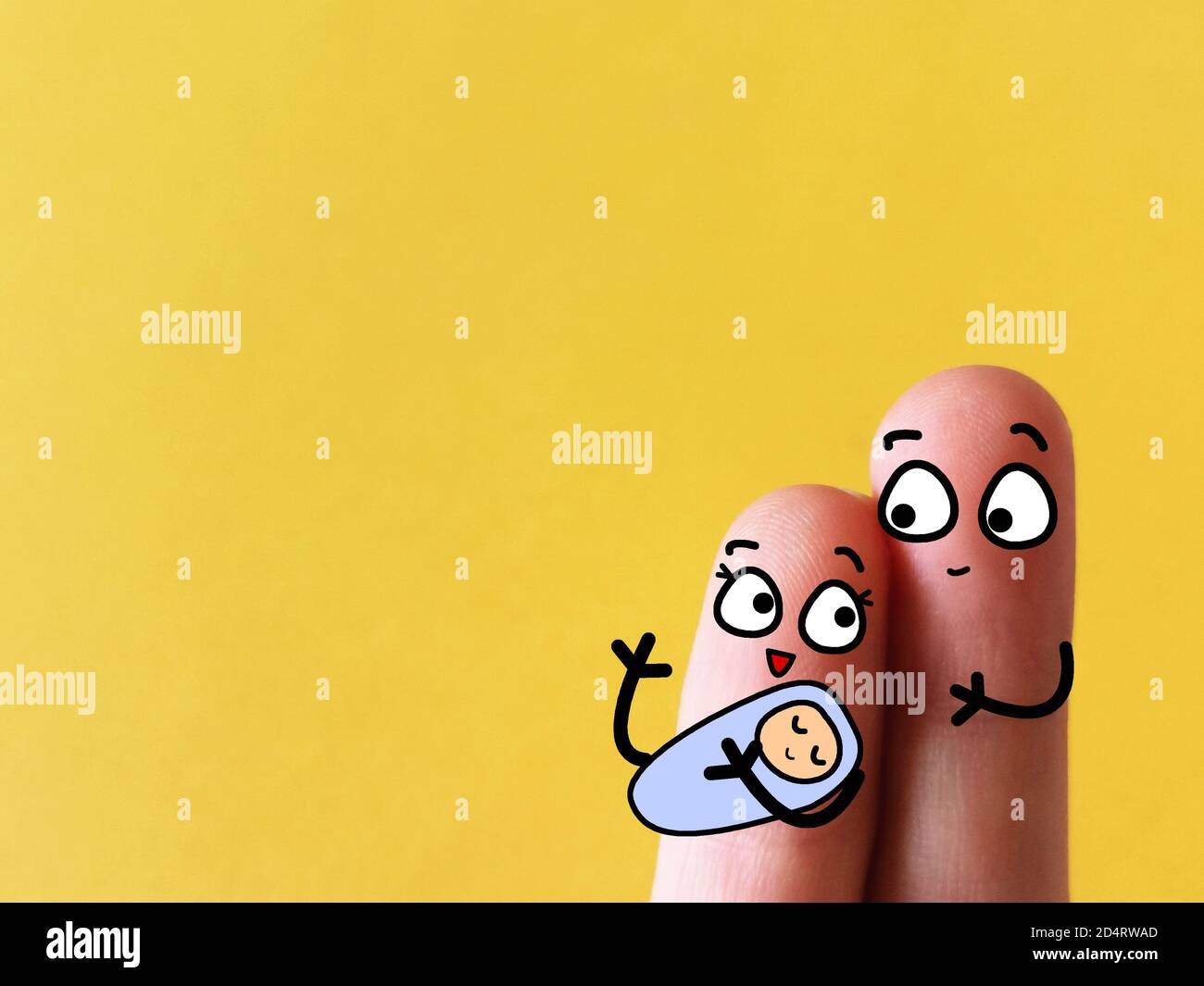 Zwei Finger sind wie ein Paar mit einem niedlichen Baby dekoriert. Stockfoto