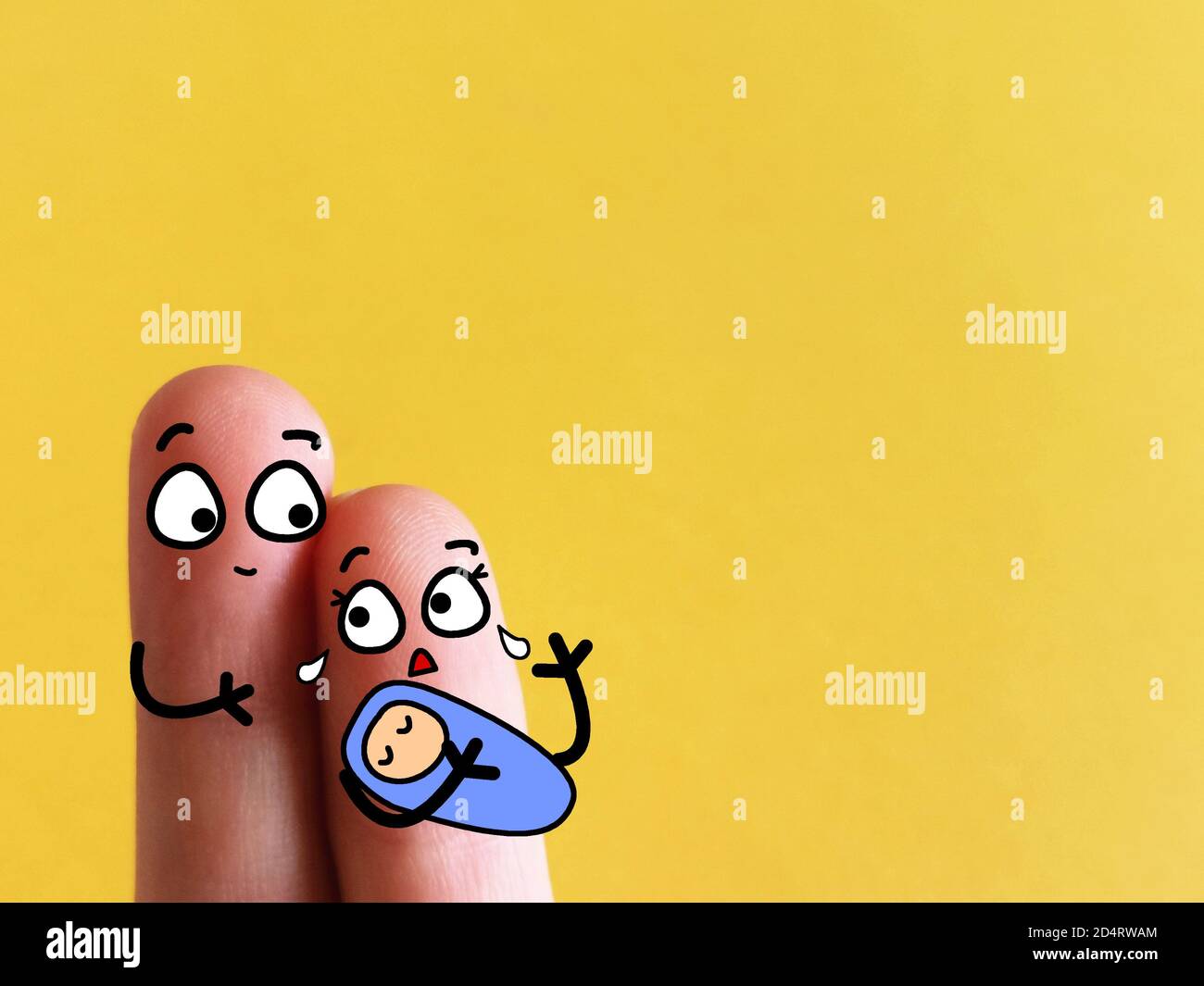 Zwei Finger sind wie ein Paar mit einem niedlichen Baby dekoriert. Die Mutter leidet an postpartaler Depression. Stockfoto