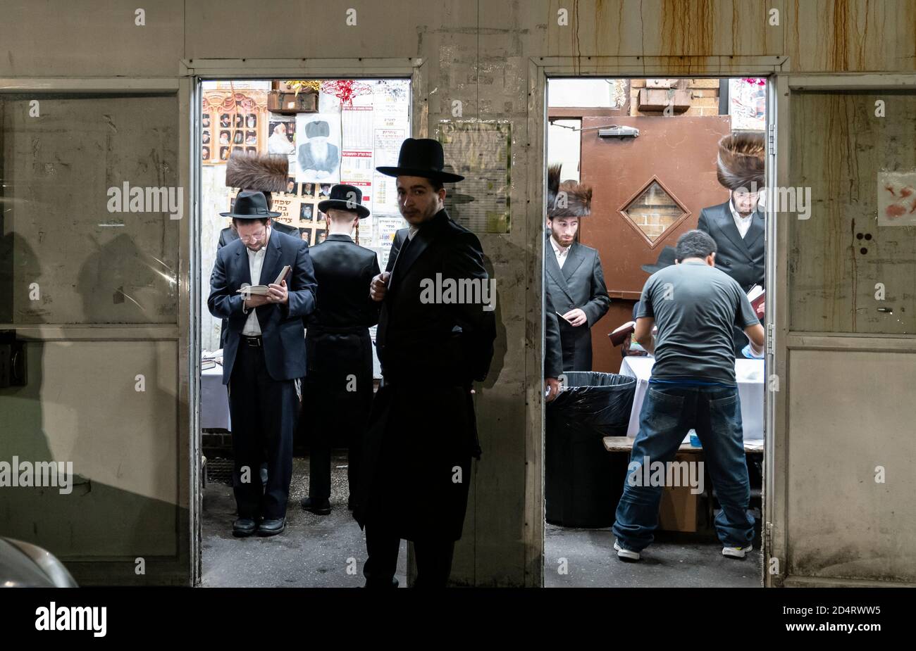 New York, NY - 10. Oktober 2020: Orthodoxe Juden feiern Simchat Torah inmitten steigender COVID-19 Fälle in ihrer Nachbarschaft im Borough Park Stockfoto