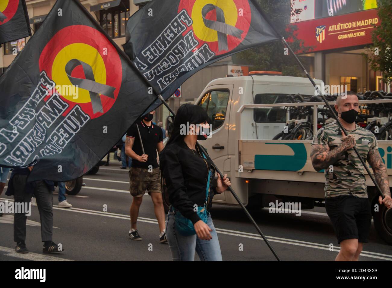 Madrid, Spanien. Oktober 2020. Mitglieder der spanischen Phalanx marschieren im Zentrum von Madrid zur Ferraz-Straße, dem Sitz der PSOE (Partido Socialista Obrero Espanol) Sozialistischen Partei, um gegen die Maßnahmen der Regierung Pedro Sanchez zu protestieren. (Foto von Alberto Sibaja/Pacific Press) Quelle: Pacific Press Media Production Corp./Alamy Live News Stockfoto