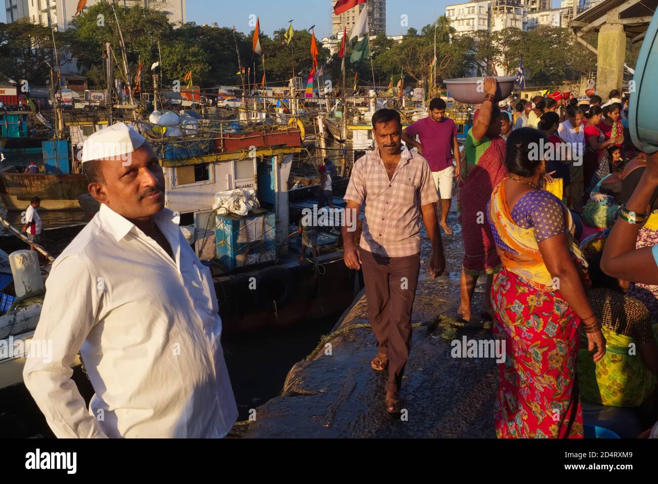 An einem frühen Morgen treffen sich Fischhändler und -Käufer in Sassoon Docks, einem Fischerhafen in Colaba, Mumbai, Indien Stockfoto