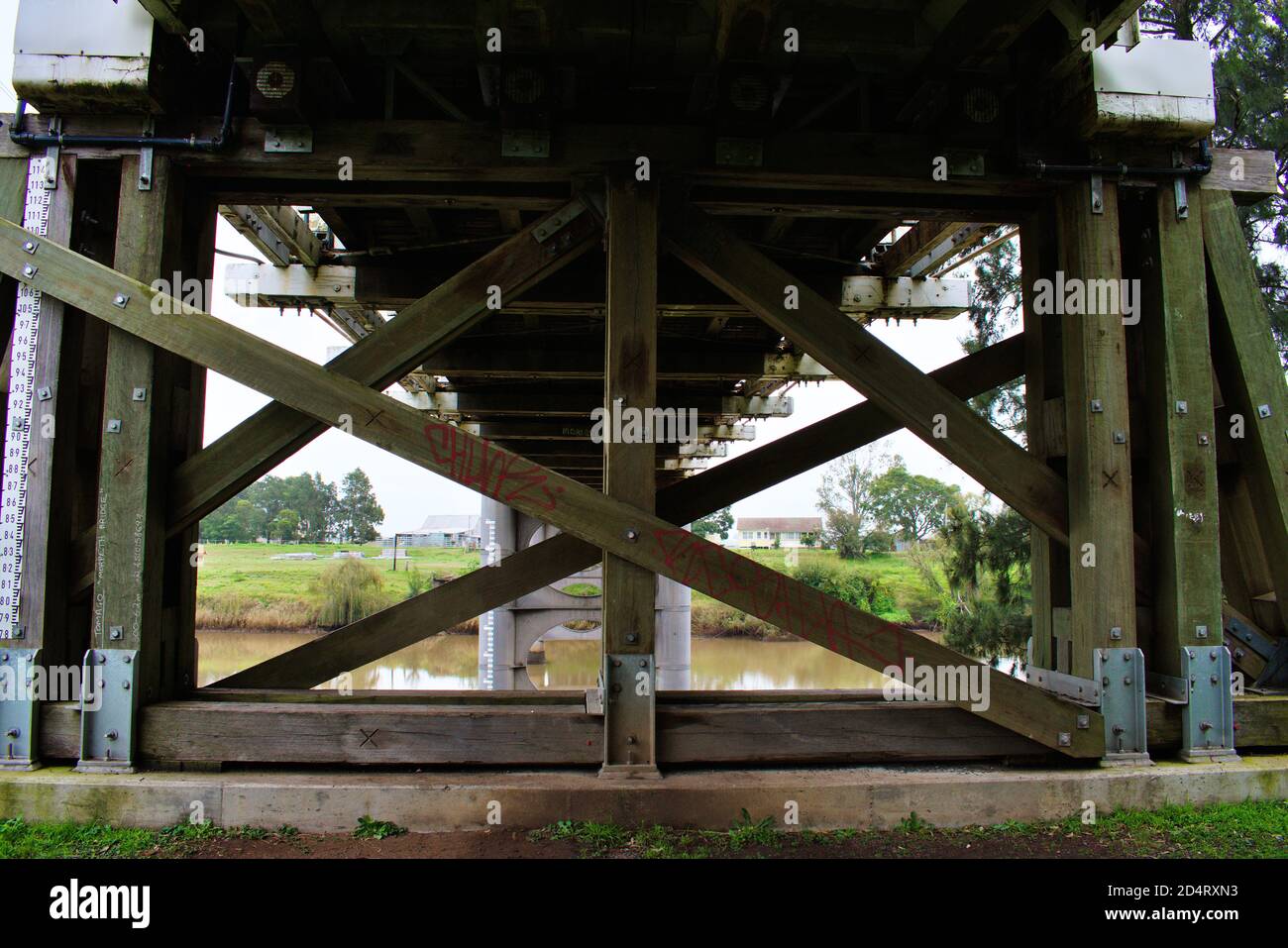 Unter Holzbrücke Stockfoto