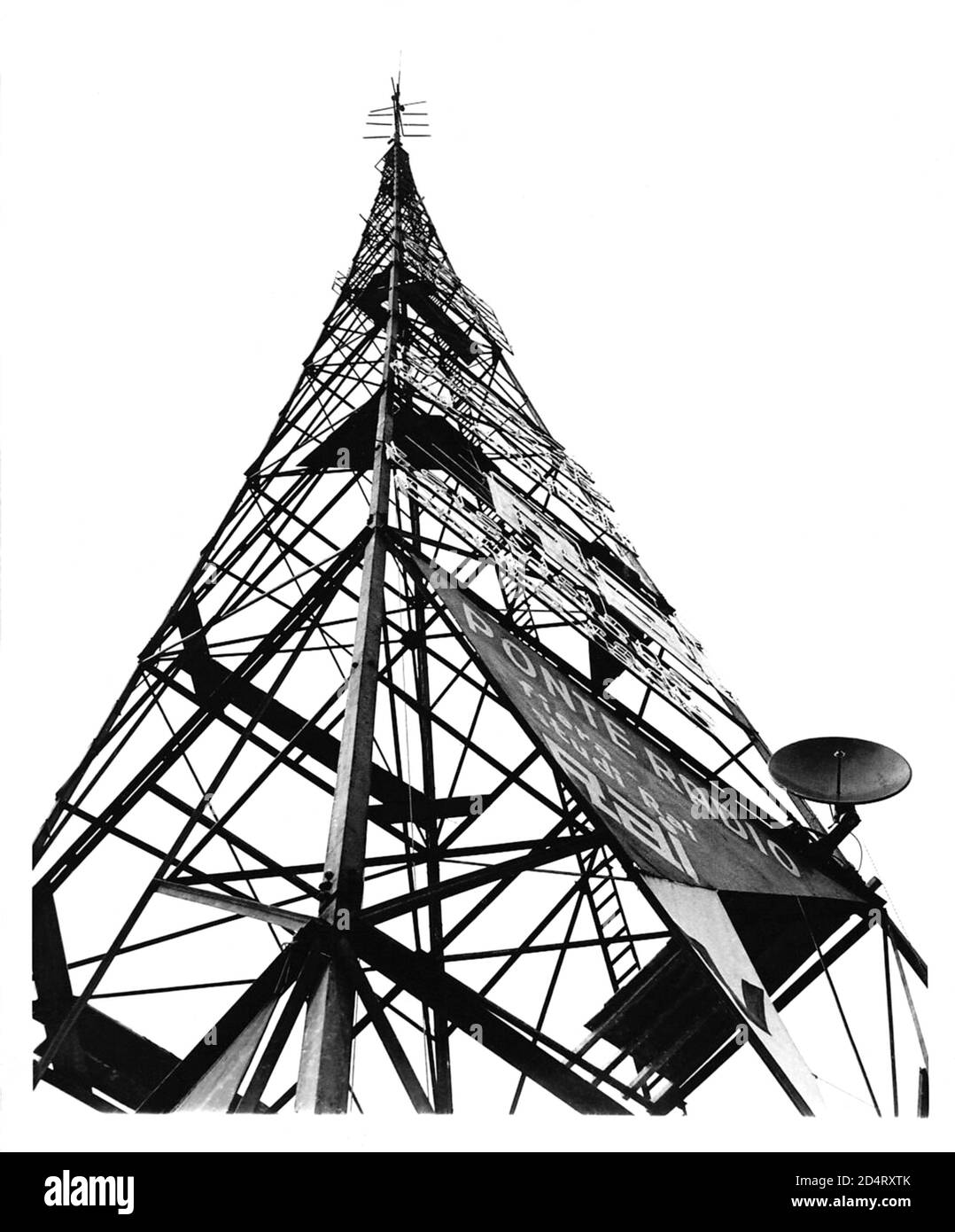 1952, april, MAILAND, ITALIEN: EINE brandneue TV-Trasmiting-Antenne zeigt in der Stadt Mailand nach oben, als Italiens erster TV-Sender in Betrieb geht. Die Videoaufführungen, die vorübergehend auf den Mailänder Raum beschränkt sind, sind das Hauptmerkmal der Industriemesse ( FIERA CAMPIONARIA DI MILANO ). Sendungen werden voraussichtlich im ganzen Land bis 1954 genossen werden. - TELEVISIONE - FERNSEHEN - MAILAND - RUNDFUNK - RADIOTELEVISIONE ITALIANA - RAI - R.A.I. - Radio Audizioni Italiane - ITALIA - ANNI CINQUANTA - 1950 - 50er - '50 --- Archivio GBB Stockfoto