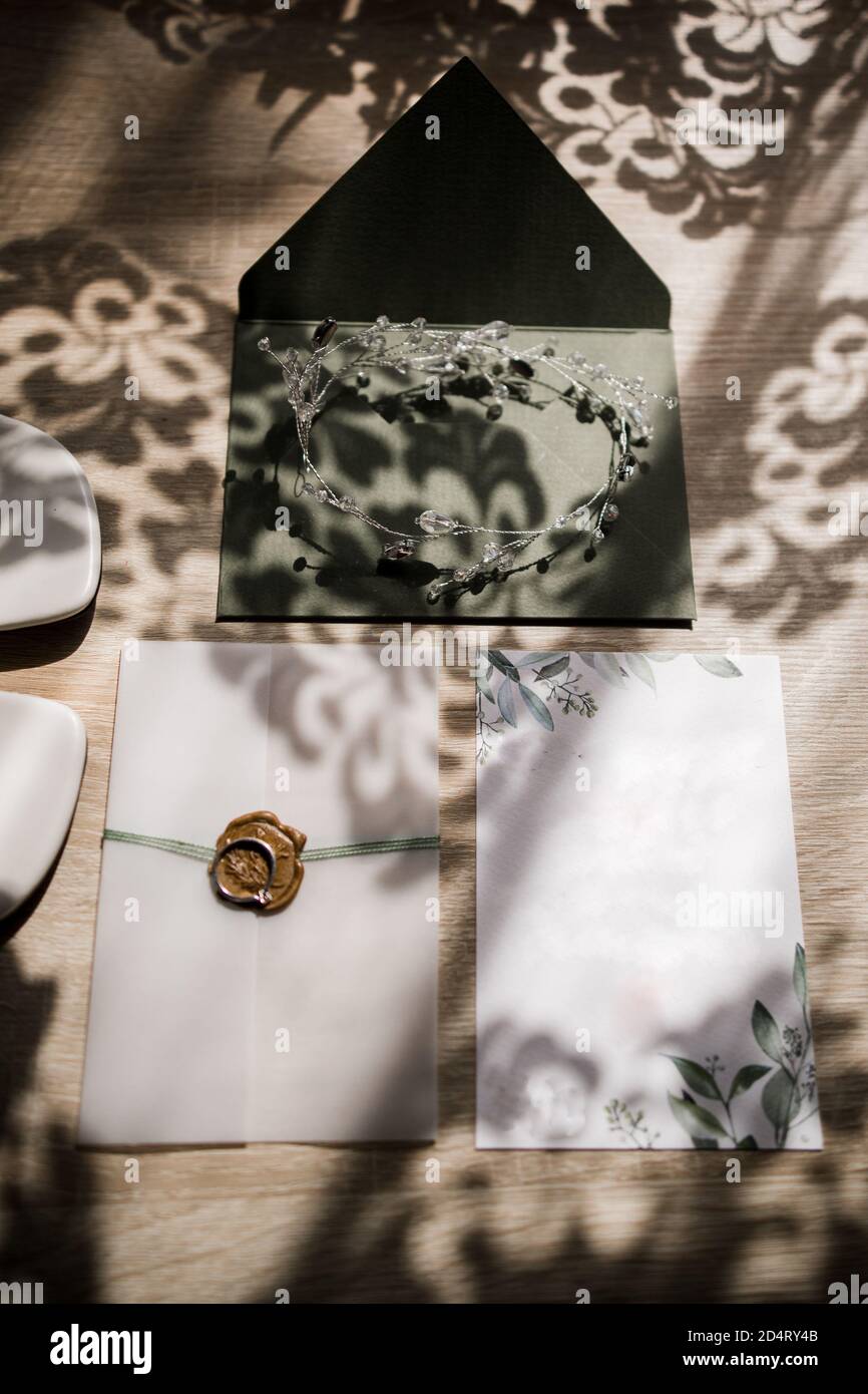 Eine Hochzeit klingelt auf Einladungskarten für die Hochzeit Stockfoto