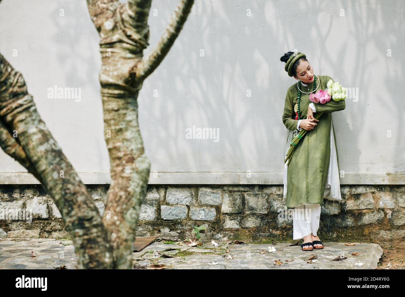 Junge Frau mit Lotusblumen Stockfoto