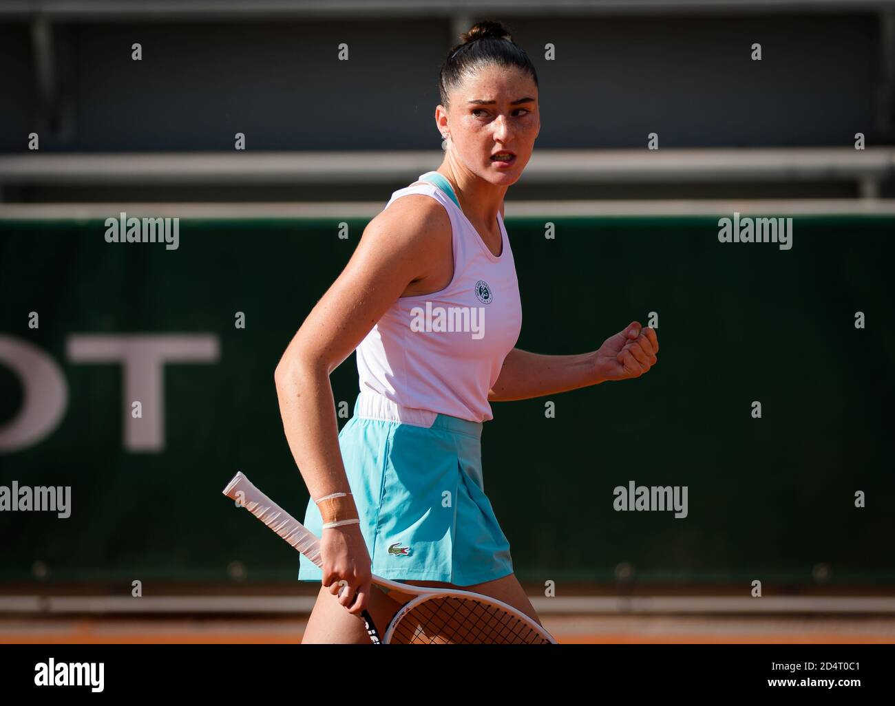 lsa Jacquemot von Frankreich im Einsatz gegen Alina Charaeva von Russland während des Juniors Finale der Roland Garros 2020, Grand Slam Tennisturnier, Stockfoto